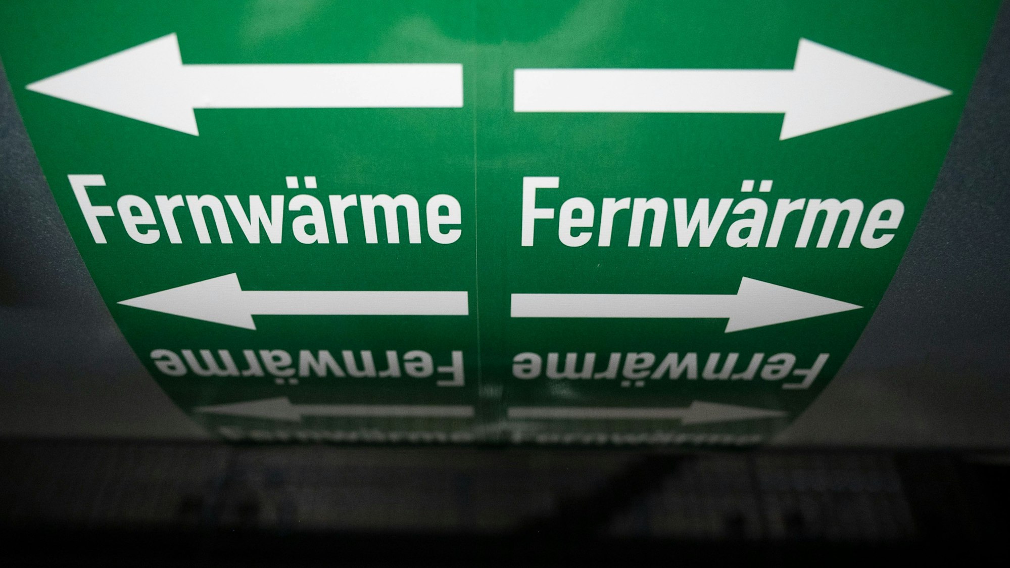 Leitungen sind in der Fernwärmeverteilerstation des Heizkraftwerk 3 Stuttgart-Gaisburg des Energiekonzerns EnBW zu sehen.