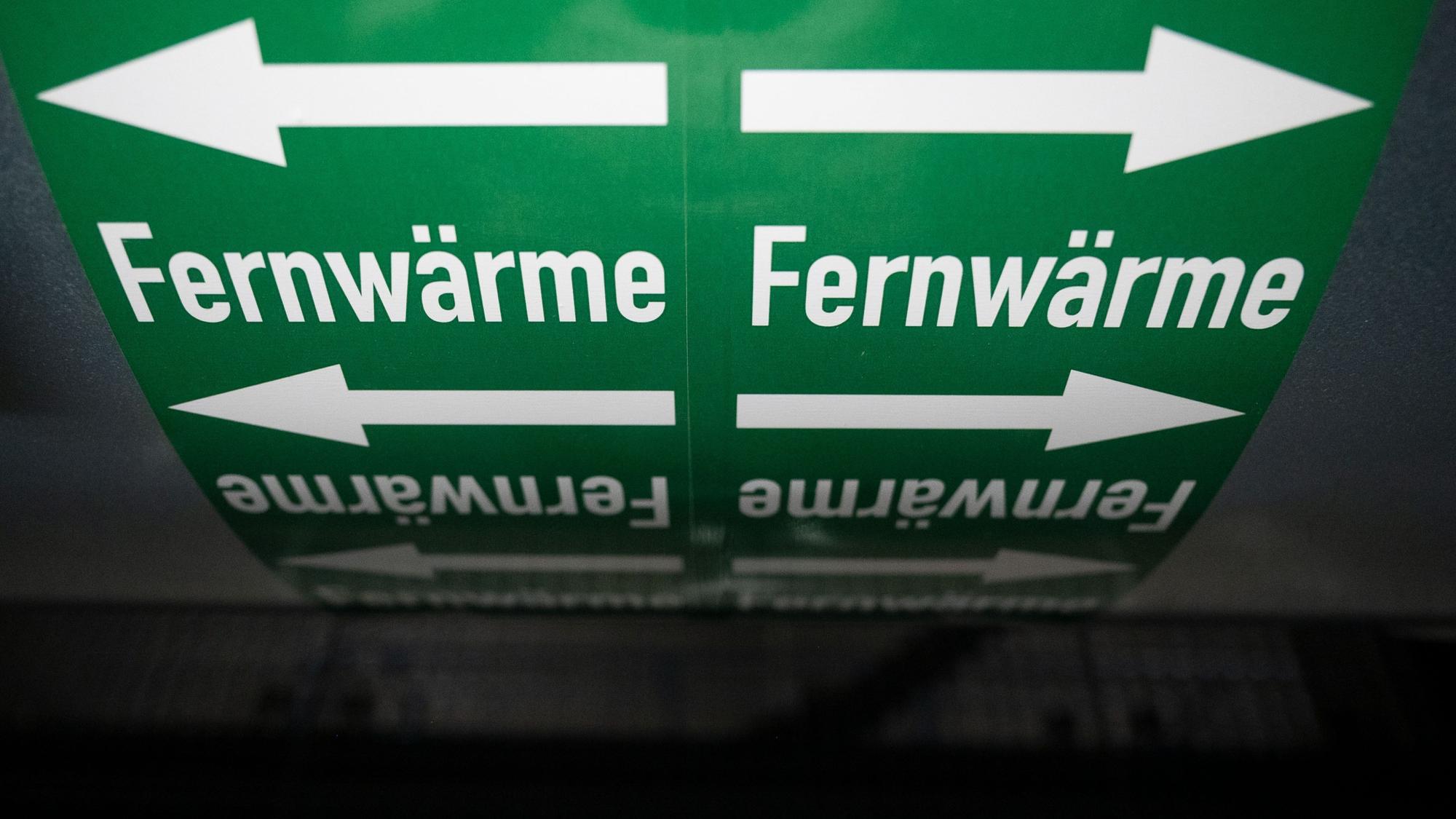 Leitungen sind in der Fernwärmeverteilerstation des Heizkraftwerk 3 Stuttgart-Gaisburg des Energiekonzerns EnBW zu sehen. Die kommunale Wärmeplanung bis 2028 soll nach den Worten von Bundesbauministerin Klara Geywitz auch für Kleinstädte und Dörfer gelten.