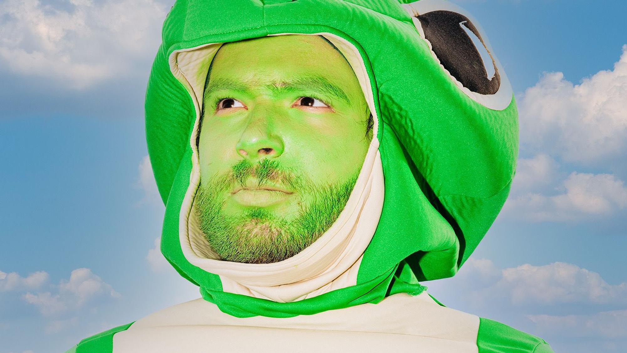Lyle Drescher tritt als „Therapy Gecko“ grün geschminkt auf.