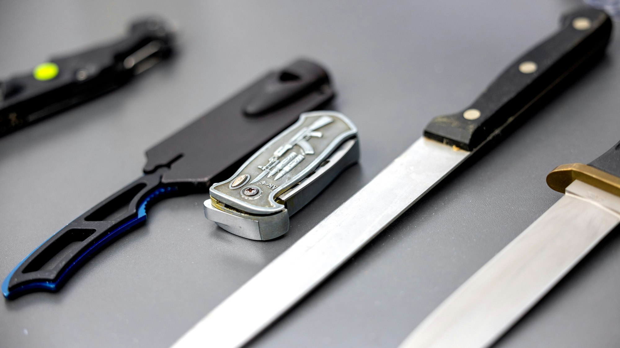 Auf einem Tisch liegen von der Polizei sichergestellte verbotene Stichwaffen.