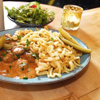 15.10.2024 Köln. Gastrokolumne „Schmeckts Frau Floss?“ im Brauhaus Severin. Champignon Stroganoff. Foto: Alexander Schwaiger