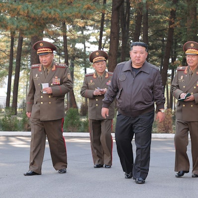 Die von der staatlichen nordkoreanischen Nachrichtenagentur KCNA am 18.10.2024 zur Verfügung gestellte Aufnahme zeigt nach Angaben von KCNA Kim Jong Un, Machthaber in Nordkorea, bei einer Inspektion im Hauptquartier des 2. Korps der nordkoreanischen Volksarmee an einem nicht genannten Ort. Der Inhalt dieser Aufnahme ist so, wie er zur Verfügung gestellt wurde und kann nicht unabhängig überprüft werden. Das Wasserzeichen in koreanischer Sprache auf dem Bild lautet wie von der Quelle angegeben: «KCNA» ist die Abkürzung für Korean Central News Agency