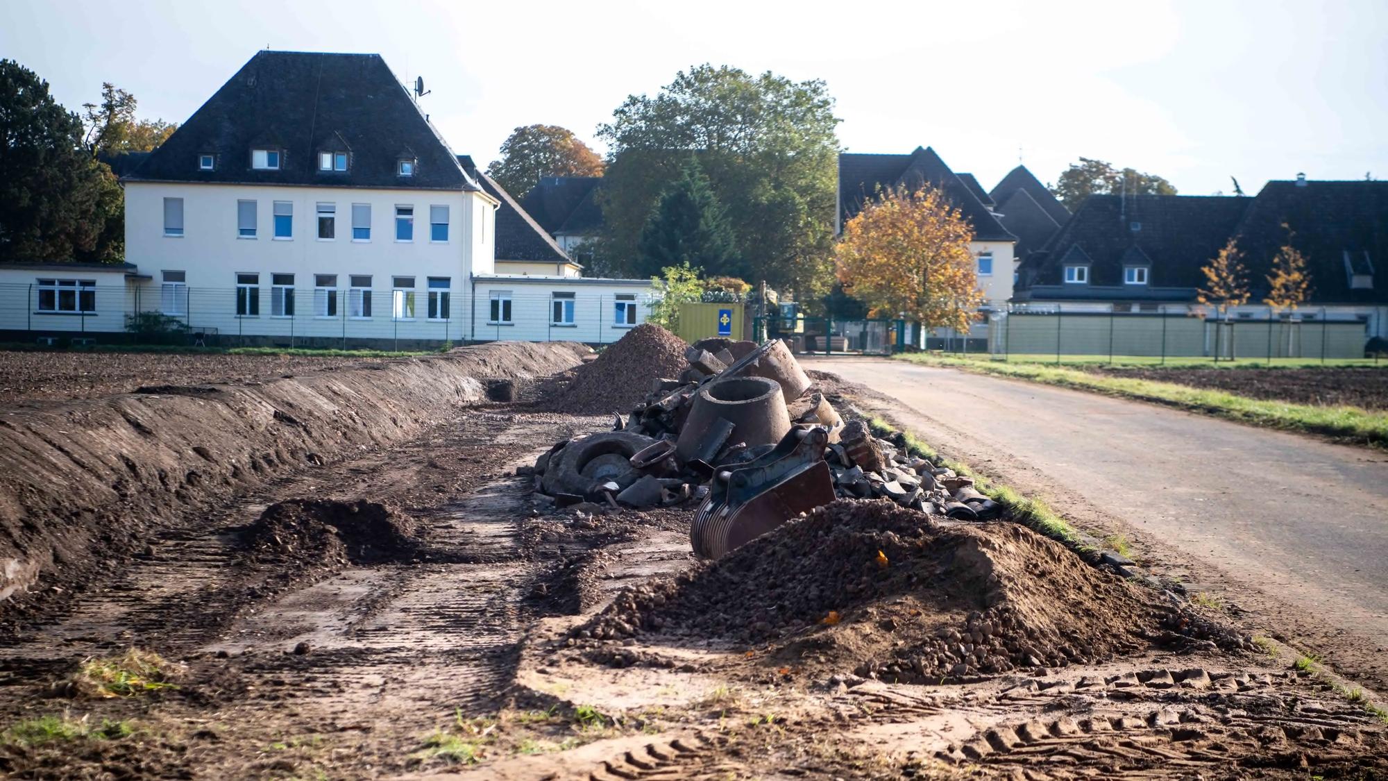 Das Bild zeigt eine Zuwegung zur JVA in Euskirchen. Ein Teil der Straße ist aufgerissen worden, um den sanierungsbedürftigen Kanal zu erneuern.