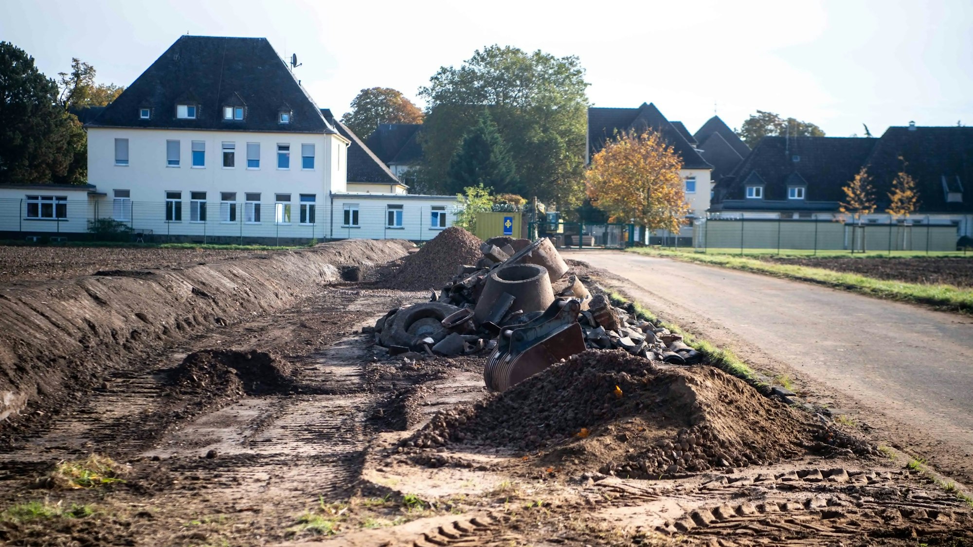 Das Bild zeigt eine Zuwegung zur JVA in Euskirchen. Ein Teil der Straße ist aufgerissen worden, um den sanierungsbedürftigen Kanal zu erneuern.