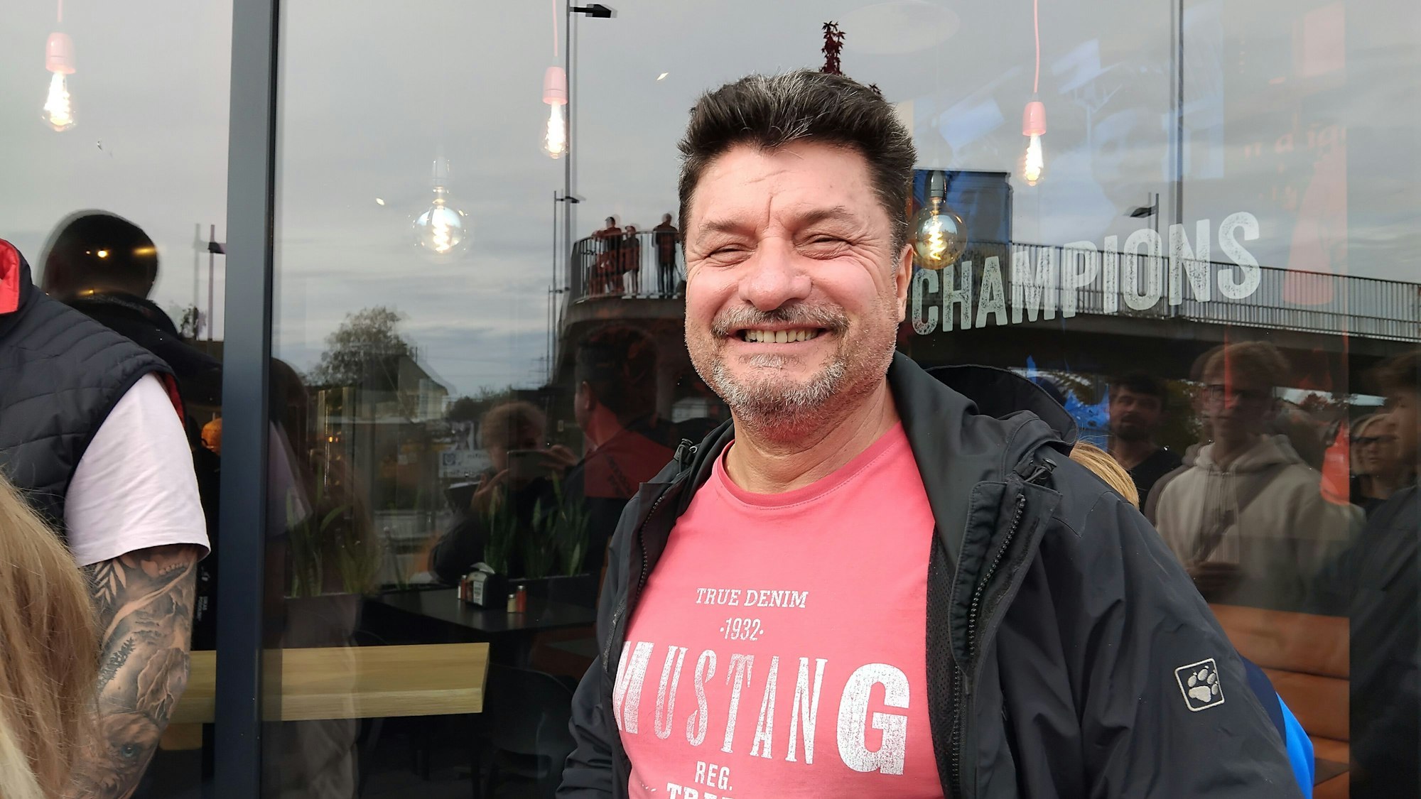 Im Huma in Sankt Augustin wurde eine neue Filiale von "Mangal-Döner" des ex-FC-Profis Lukas Podolski eröffnet. Paul Kaim (Besucher)