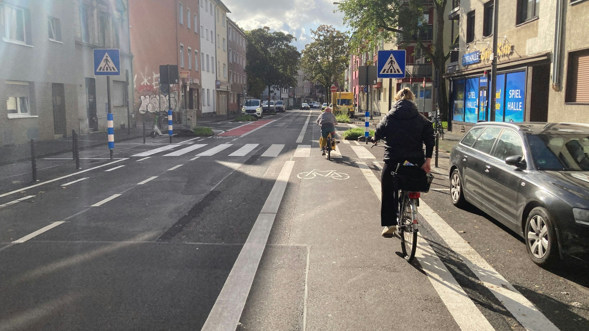 Das Foto zeigt zwei Fahrradfahrerinnen auf dem Radweg.