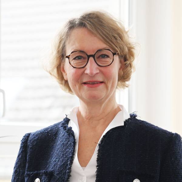 Portrait von Annett Polster in ihrem Büro beim Stadtmarketing