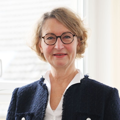 Portrait von Annett Polster in ihrem Büro beim Stadtmarketing