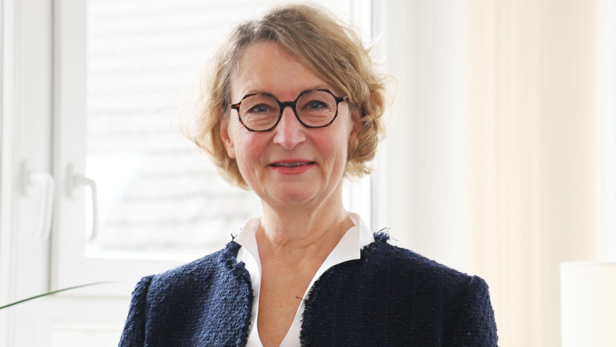 Portrait von Annett Polster in ihrem Büro beim Stadtmarketing