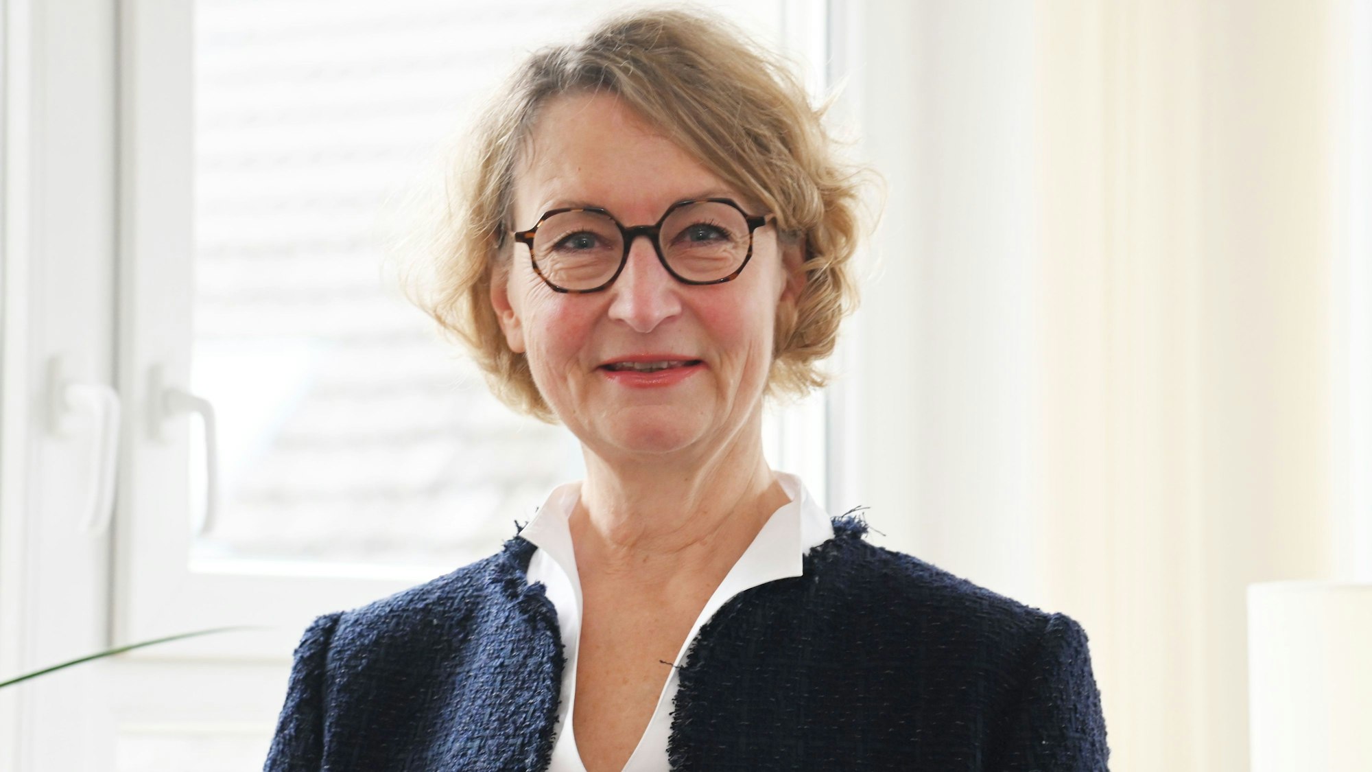 Portrait von Annett Polster in ihrem Büro beim Stadtmarketing