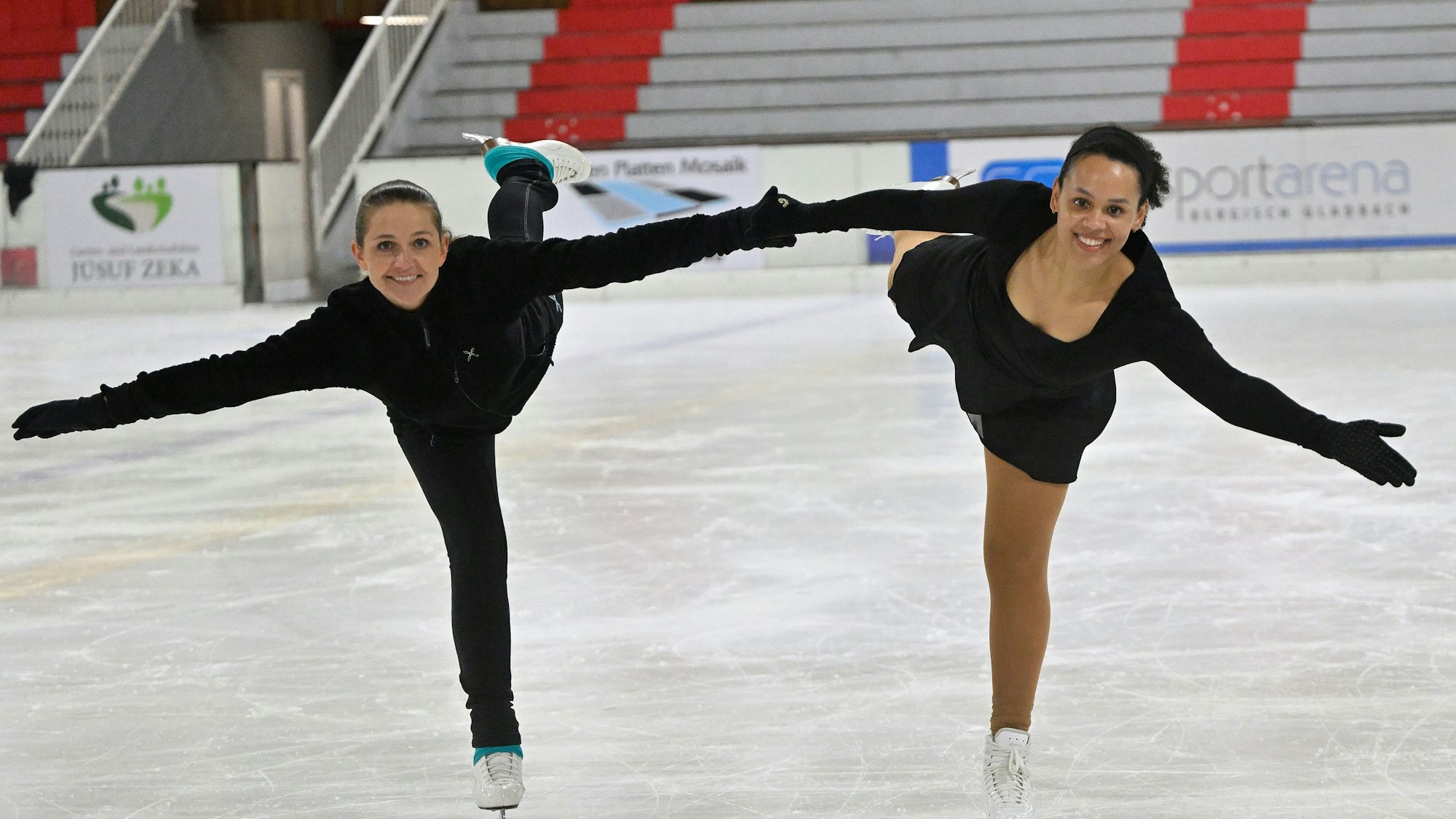 Das Foto zeigt zwei Eisläuferinnen beim Training