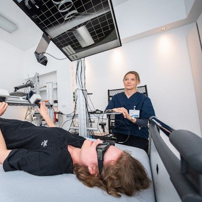 Die Probanden der Bettruhestudien im Deutschen Luft- und Raumfahrtzentrum in Köln müssen bei sechs Grad Neigung ihres Bettes Tests durchführen.