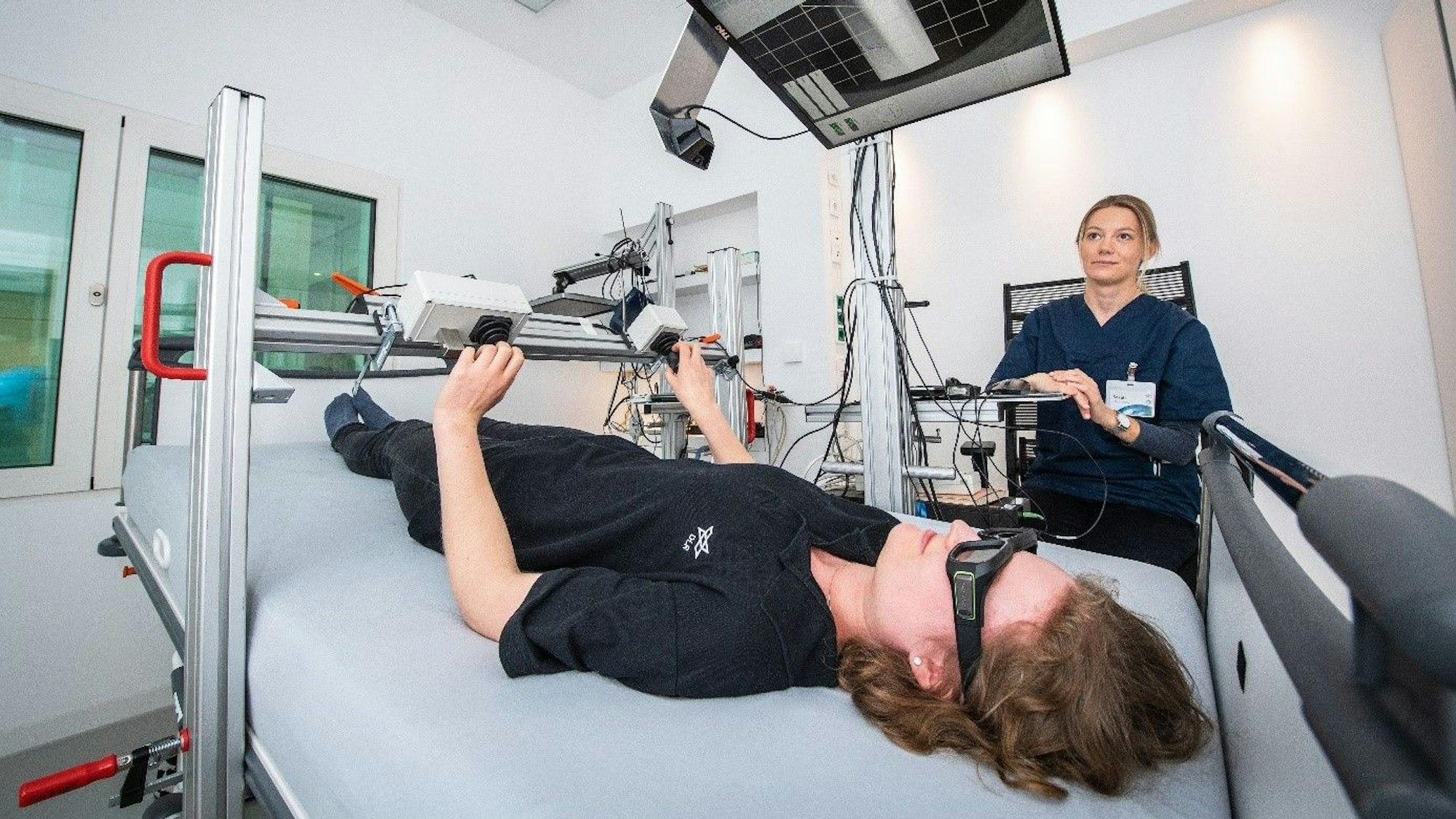 Die Probanden der Bettruhestudien im Deutschen Luft- und Raumfahrtzentrum in Köln müssen bei sechs Grad Neigung ihres Bettes Tests durchführen.