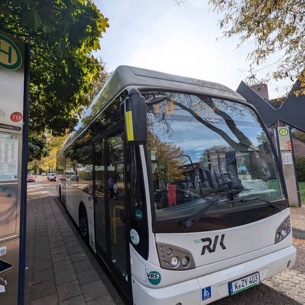 Das Foto zeigt einen Stadtbus der Linie 711 an einer Haltestelle in Hermülheim.