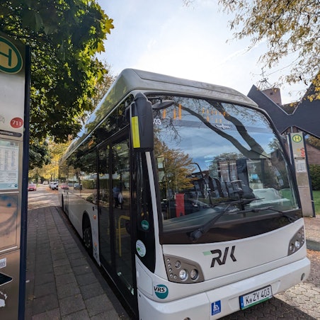 Das Foto zeigt einen Stadtbus der Linie 711 an einer Haltestelle in Hermülheim.