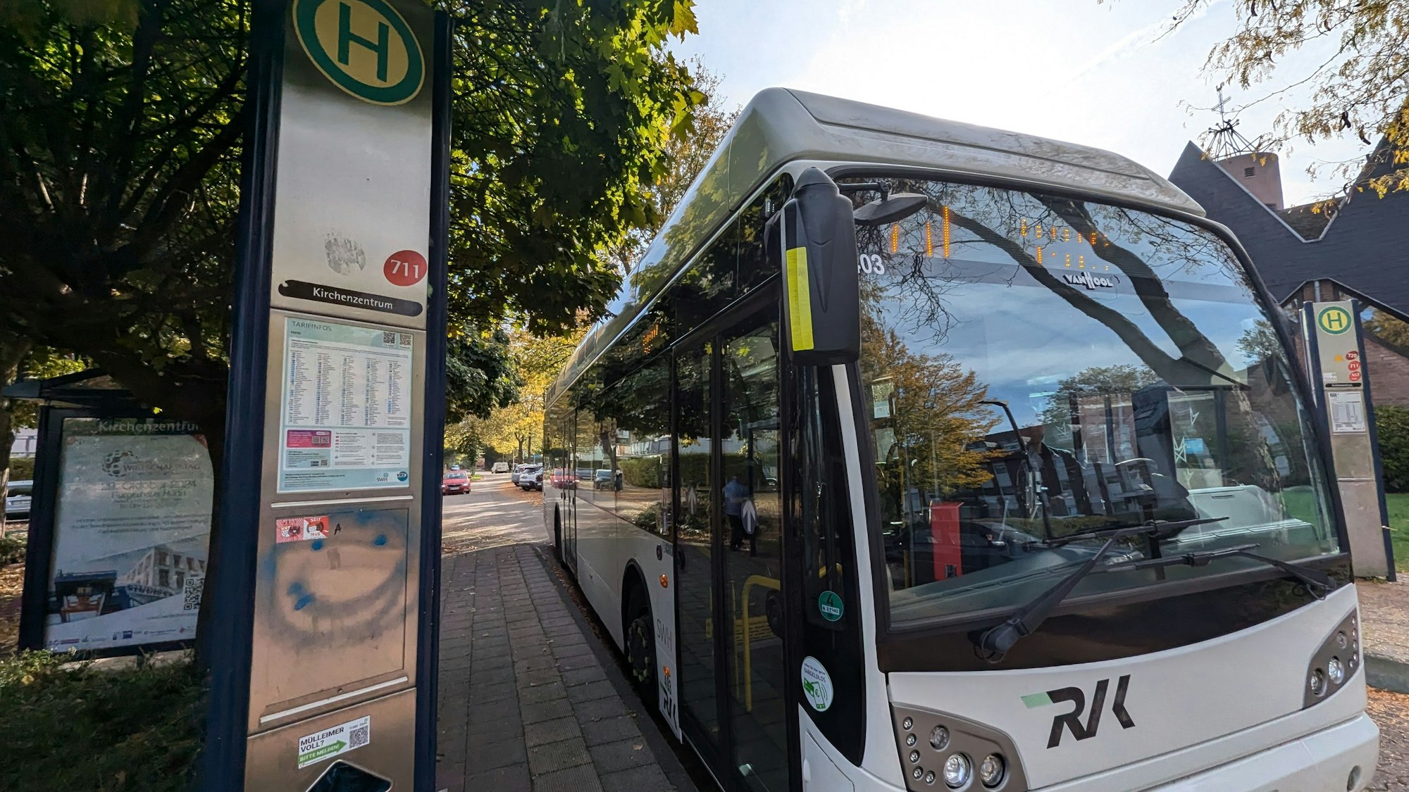 Das Foto zeigt einen Stadtbus der Linie 711 an einer Haltestelle in Hermülheim.