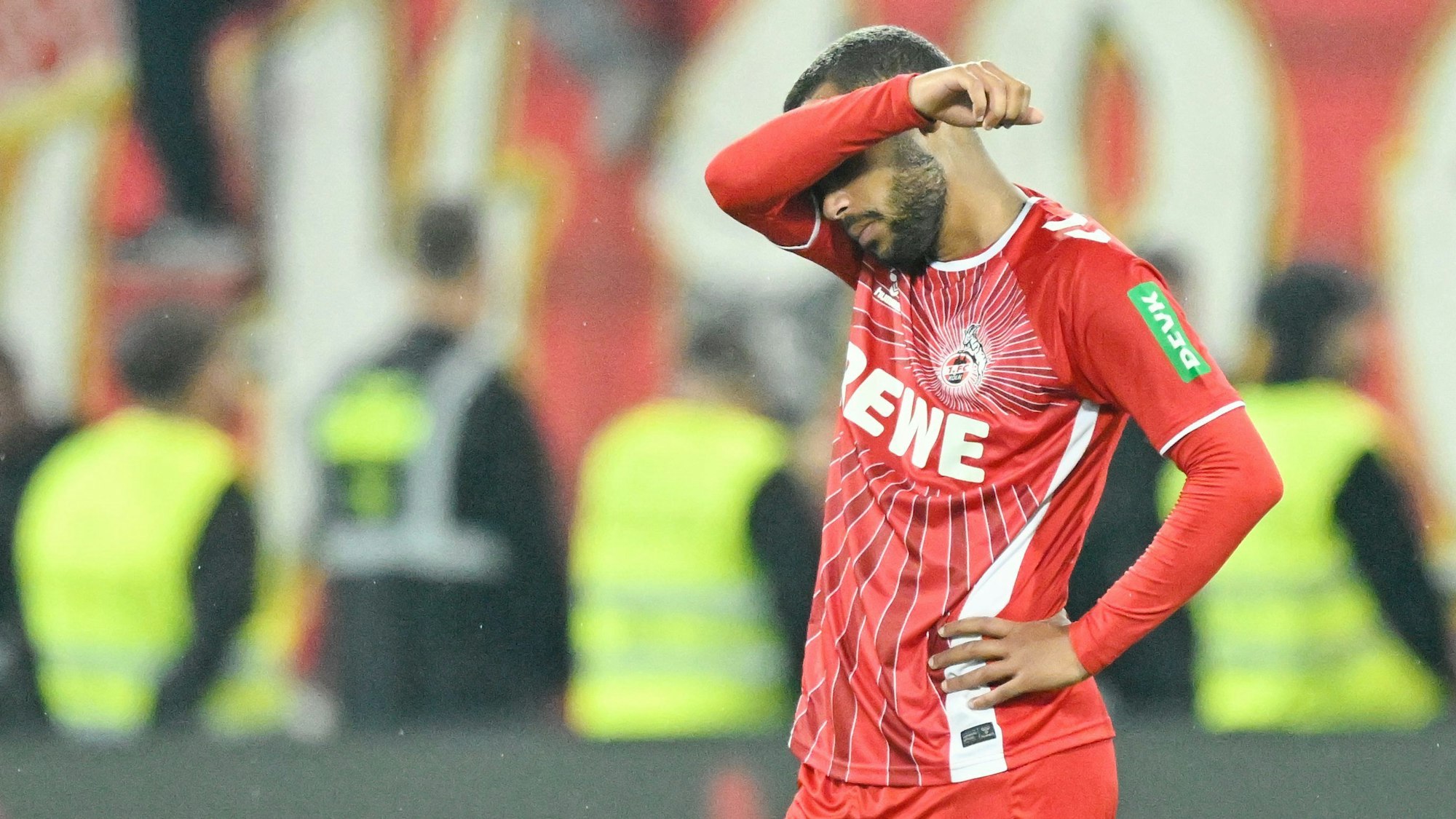 Kölns Linton Maina reagiert auf ein Gegentor