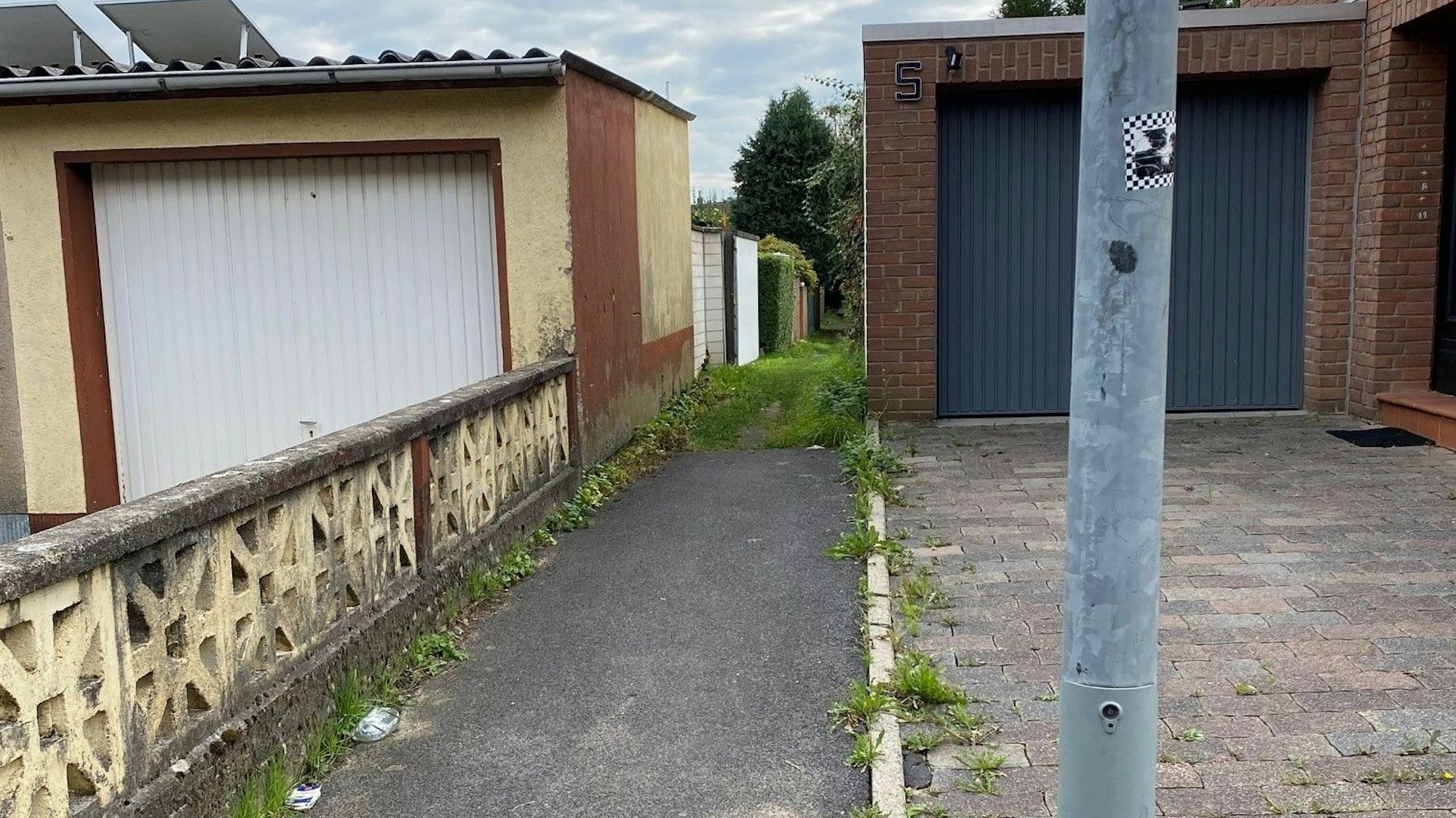 Zu sehen sind zwei Garagen.