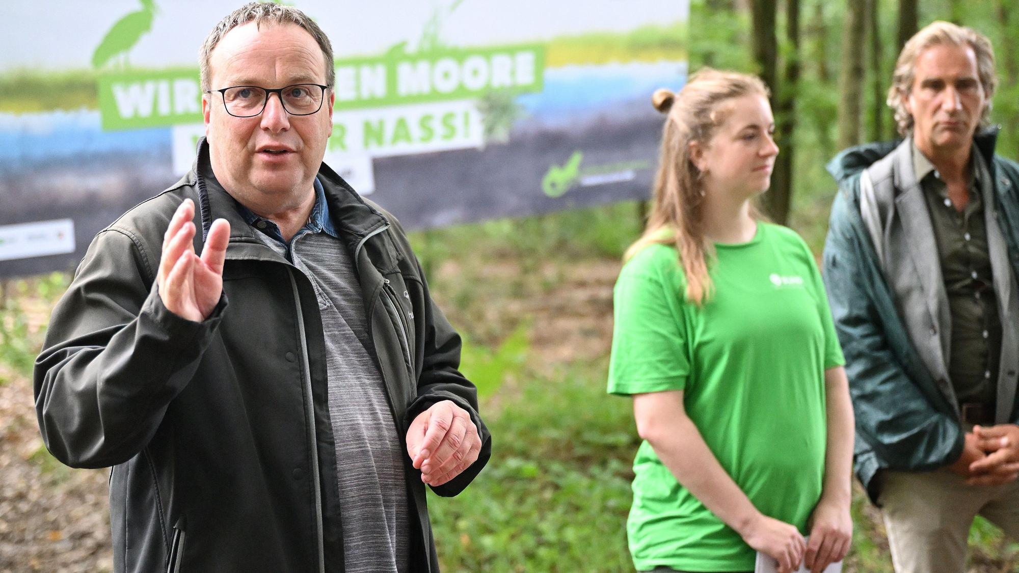 NRW-Umweltminister Oliver Krischer (Grüne, links im Bild)