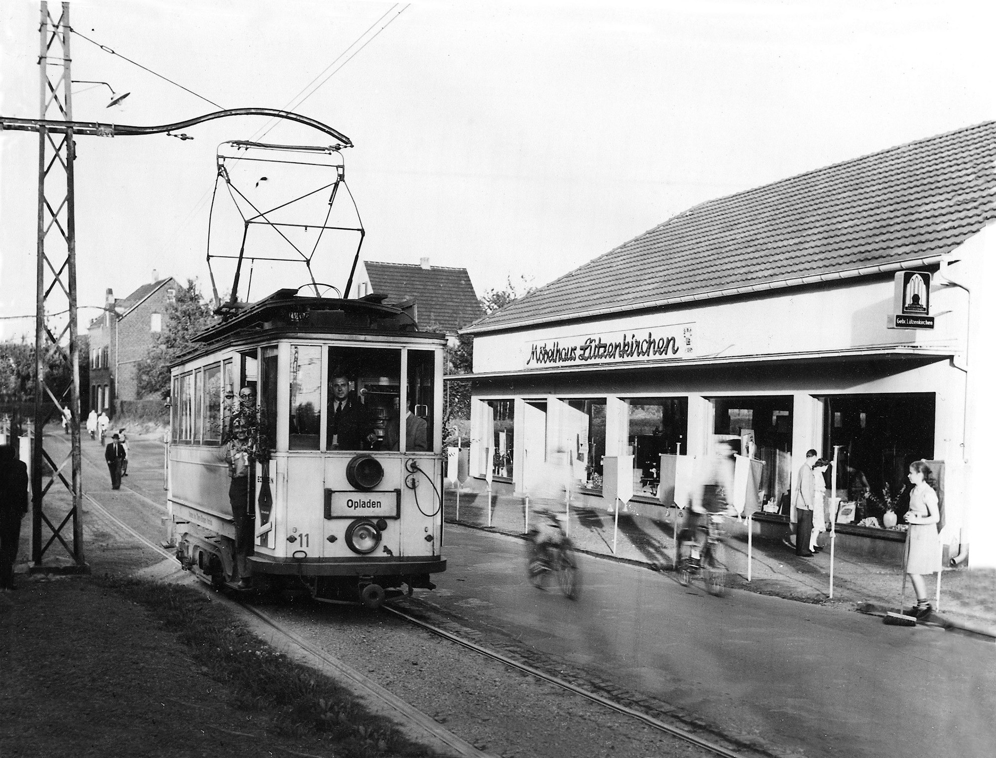 Die Straßenbahnlinie der Kleinbahn fährt durch Lützenkirchen. Ihr Ziel: Opladen.