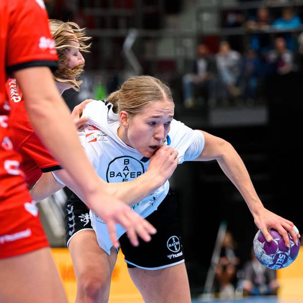 Handball: Bundesliga Frauen, HB Ludwigsburg - Bayer Leverkusen v. li. im Zweikampf Sofia Hvenfelt Ludwigsburg und Johanna Andresen Leverkusen Ludwigsburg MHP Arena Baden-Württemberg Deutschland *** Handball Bundesliga Women, HB Ludwigsburg Bayer Leverkusen from left in duel Sofia Hvenfelt Ludwigsburg and Johanna Andresen Leverkusen Ludwigsburg MHP Arena Baden Württemberg Germany