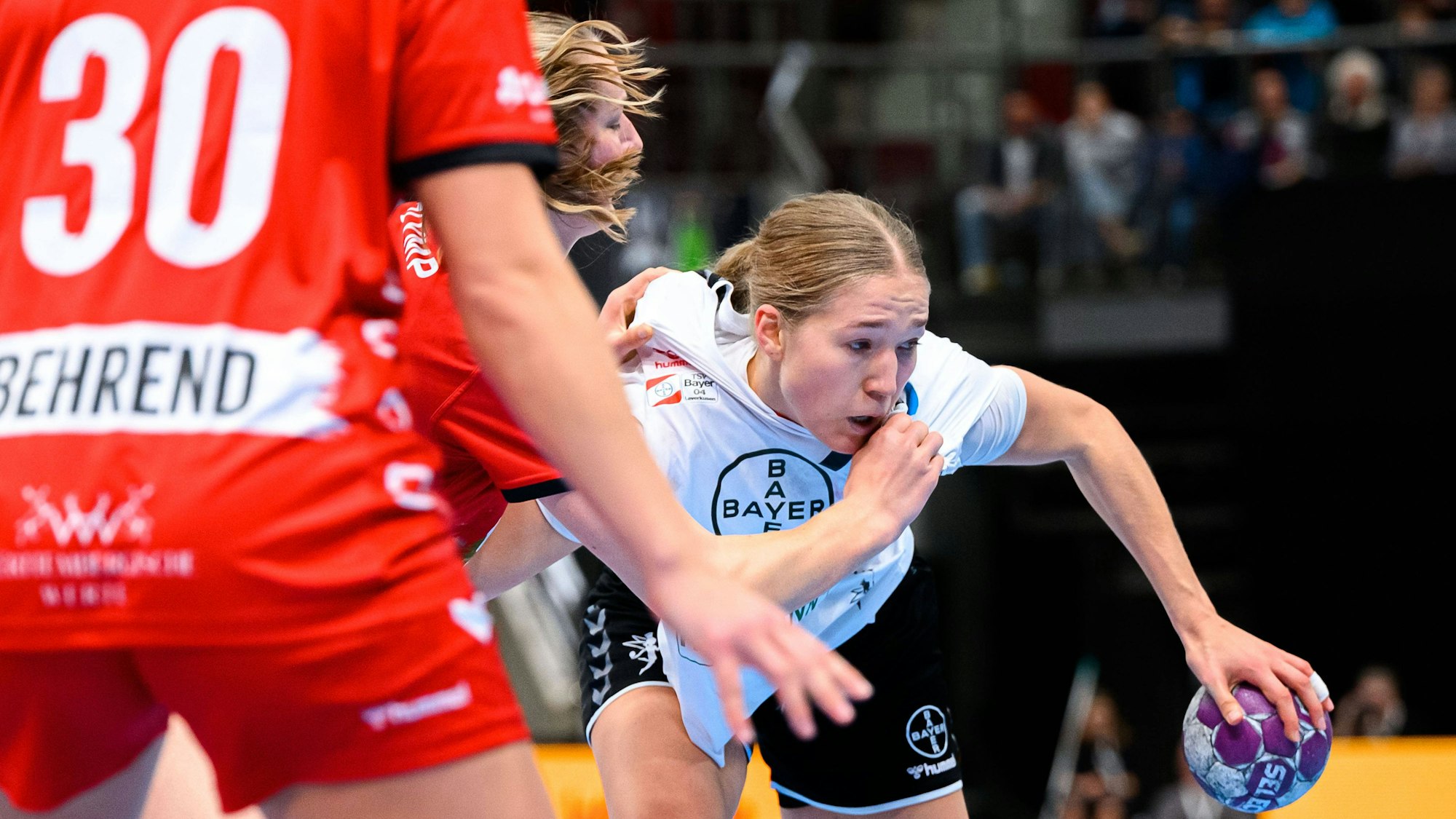 Handball: Bundesliga Frauen, HB Ludwigsburg - Bayer Leverkusen v. li. im Zweikampf Sofia Hvenfelt Ludwigsburg und Johanna Andresen Leverkusen Ludwigsburg MHP Arena Baden-Württemberg Deutschland *** Handball Bundesliga Women, HB Ludwigsburg Bayer Leverkusen from left in duel Sofia Hvenfelt Ludwigsburg and Johanna Andresen Leverkusen Ludwigsburg MHP Arena Baden Württemberg Germany