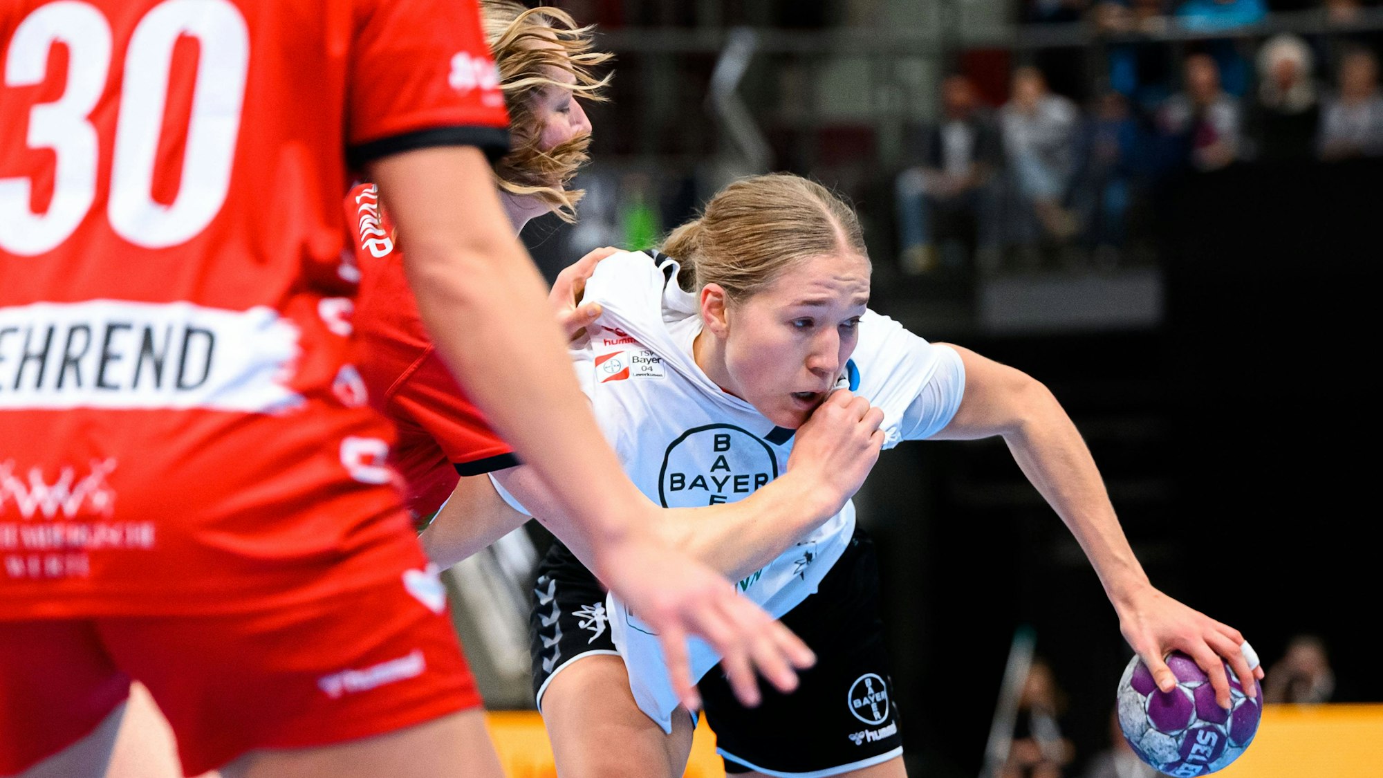 Handball: Bundesliga Frauen, HB Ludwigsburg - Bayer Leverkusen v. li. im Zweikampf Sofia Hvenfelt Ludwigsburg und Johanna Andresen Leverkusen Ludwigsburg MHP Arena Baden-Württemberg Deutschland *** Handball Bundesliga Women, HB Ludwigsburg Bayer Leverkusen from left in duel Sofia Hvenfelt Ludwigsburg and Johanna Andresen Leverkusen Ludwigsburg MHP Arena Baden Württemberg Germany