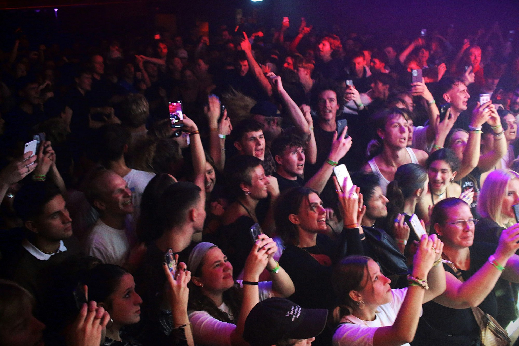 Das junge Publikum greift zum Smartphone, um das Konzert festzuhalten.