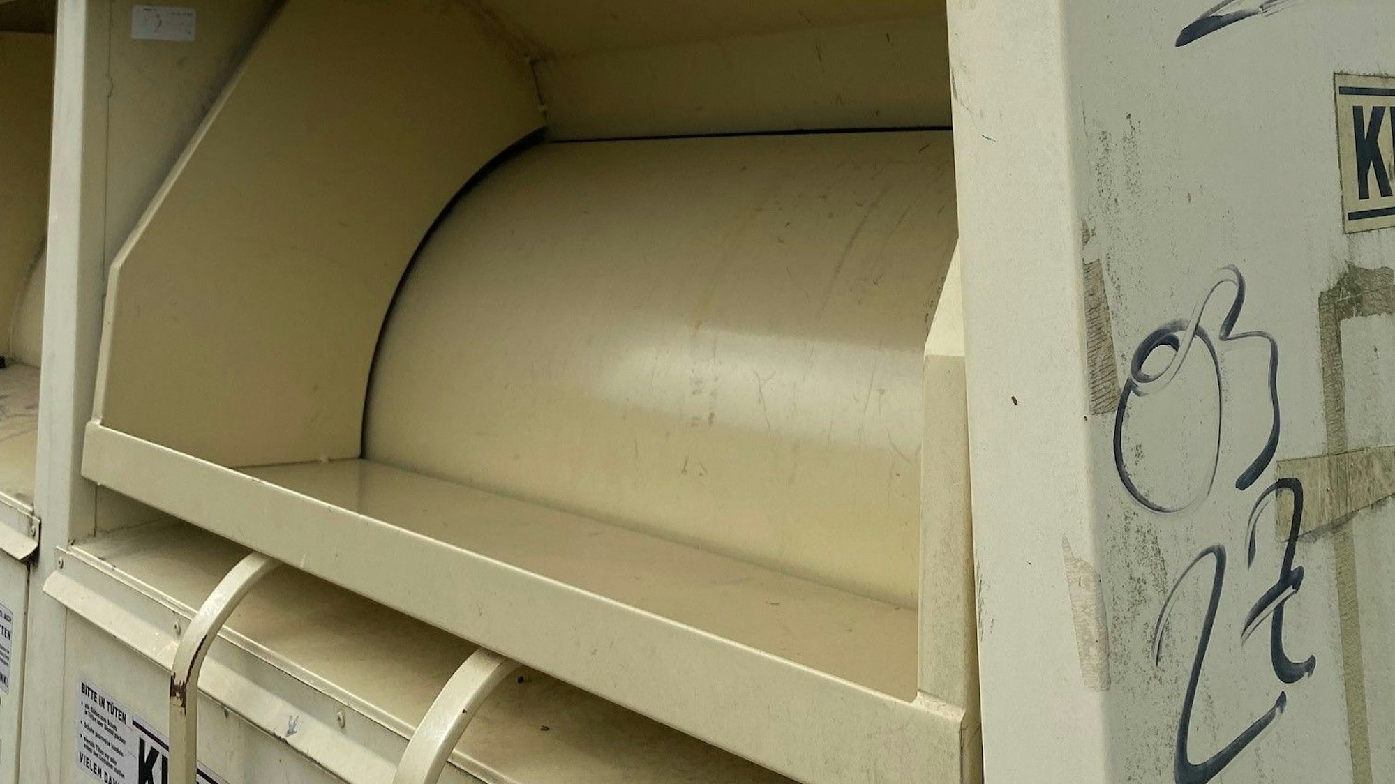 Zu sehen ist ein Container für Altkleider.