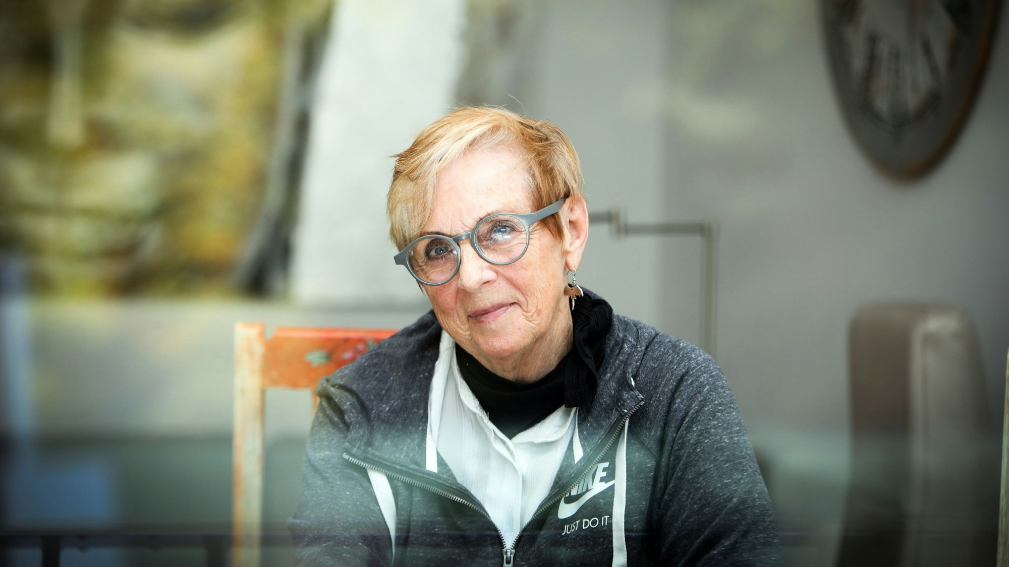 Evelyn Stallnig wuchs in Erfurt auf und kam 1989 nach Köln