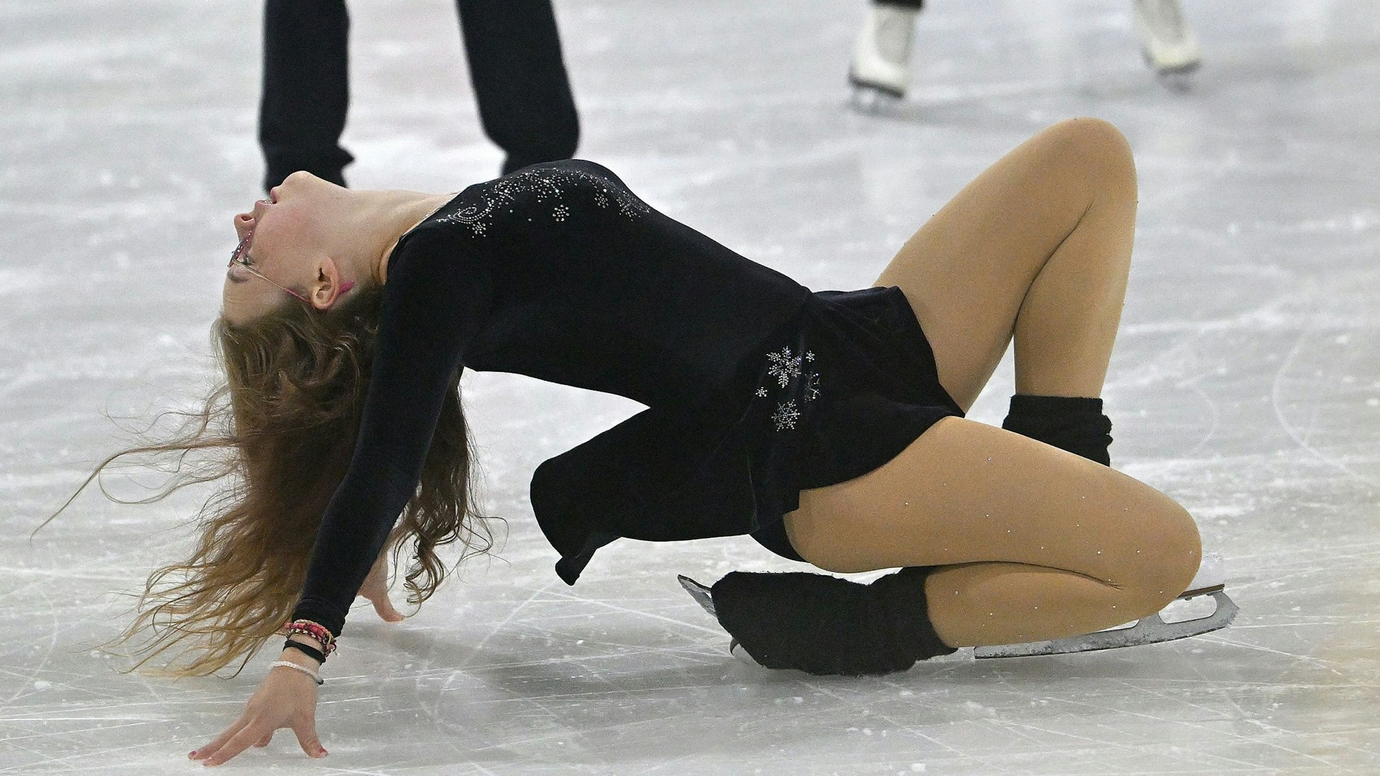 Das Foto zeigt eine Tänzerin auf dem Eis.