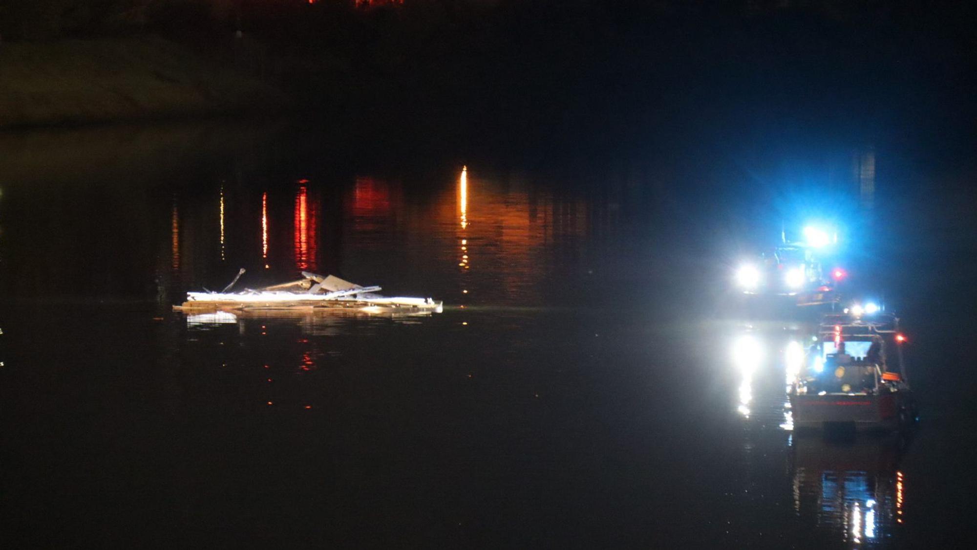 17.10.2024, Baden-Württemberg, Mannheim: Teile eines Schiffes schwimmen im Wasser im Industriehafen während Boote im Einsatz sind. Nachdem ein Schiff in mit dem Steuerhaus an einer Brücke in Mannheim hängengeblieben und das Steuerhaus abgerissen ist, ist die Brücke für den Verkehr gesperrt. Foto: Marco Priebe/dpa +++ dpa-Bildfunk +++