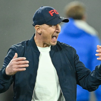 Kölns Trainer Gerhard Struber unzufrieden an der Seitenlinie.