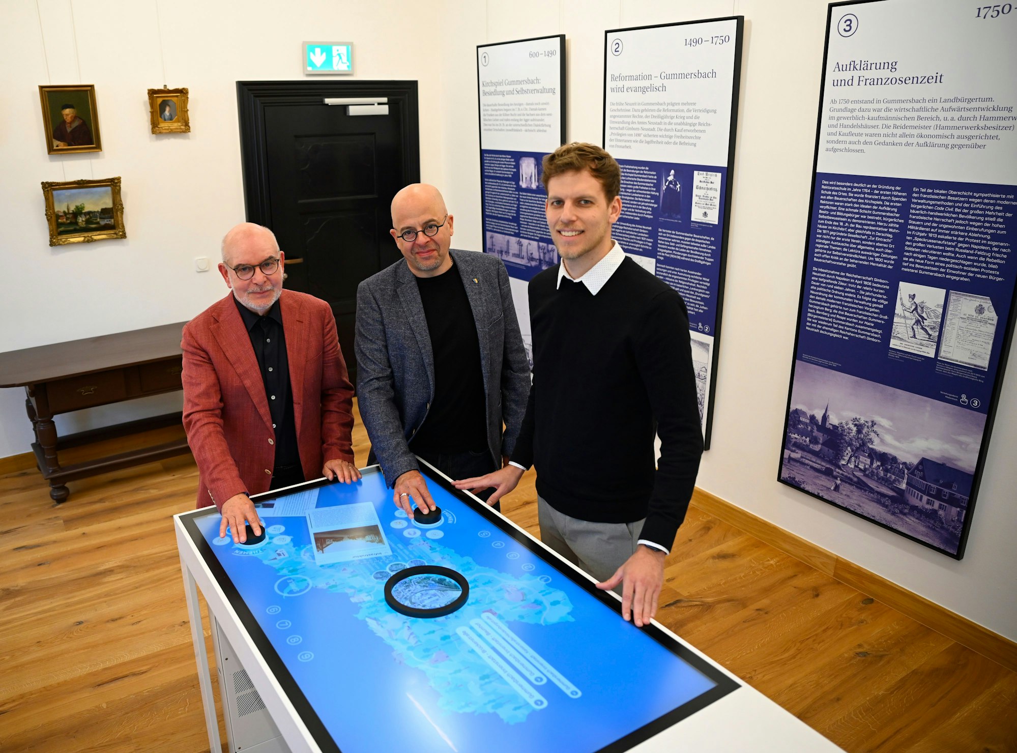 An dem großen Tablet (v.l.): Gerhard Pomykaj, Manfred Huppertz und Vogtei-Chef Nils Berg.