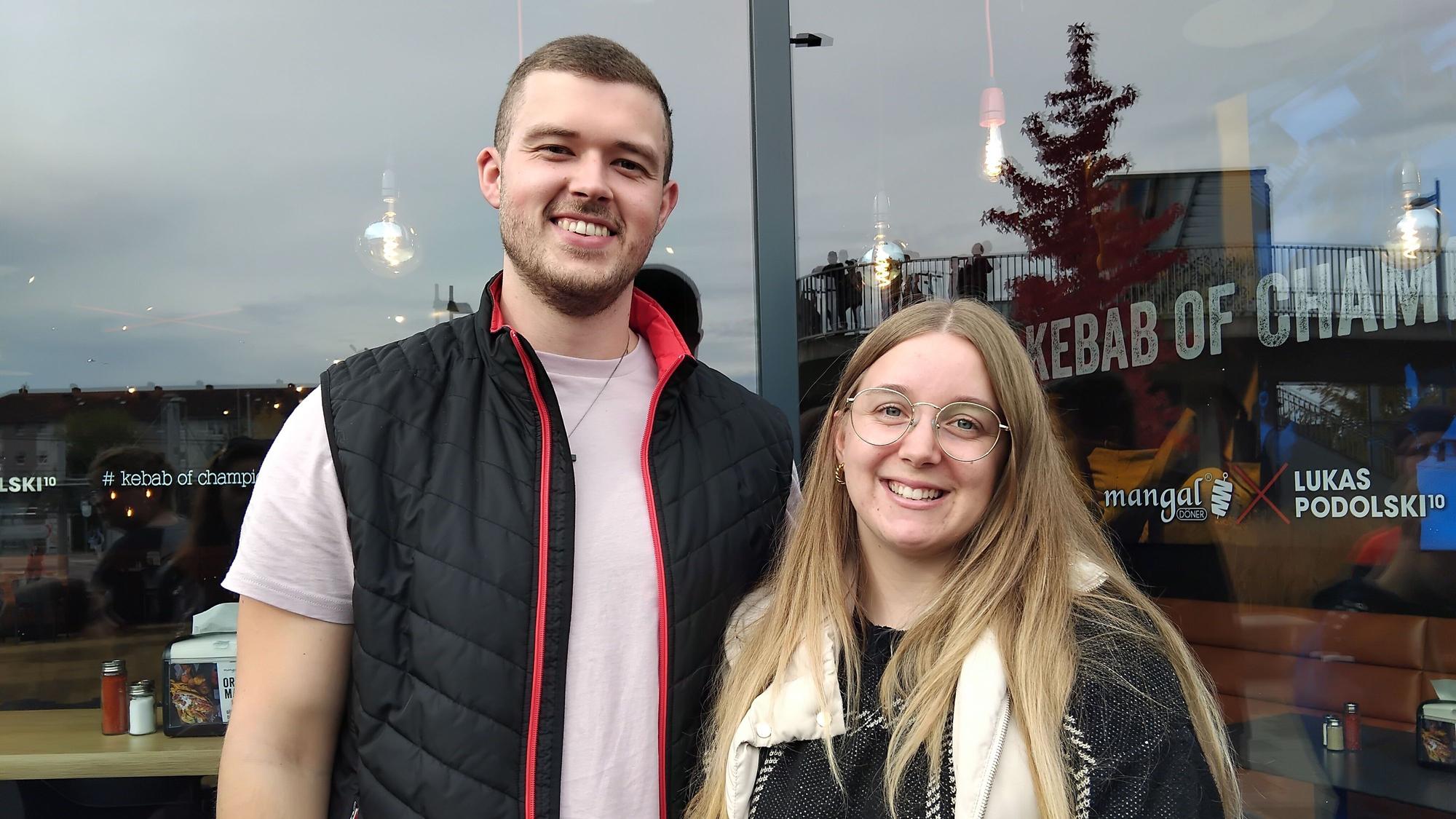 Im Huma in Sankt Augustin wurde eine neue Filiale von "Mangal-Döner" des ex-FC-Profis Lukas Podolski eröffnet. Florian Stollenwerk und Joan von Natzmer (Besucher*innen)