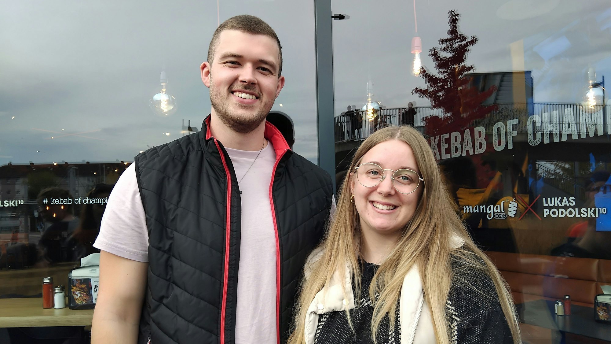 Im Huma in Sankt Augustin wurde eine neue Filiale von "Mangal-Döner" des ex-FC-Profis Lukas Podolski eröffnet. Florian Stollenwerk und Joan von Natzmer (Besucher*innen)