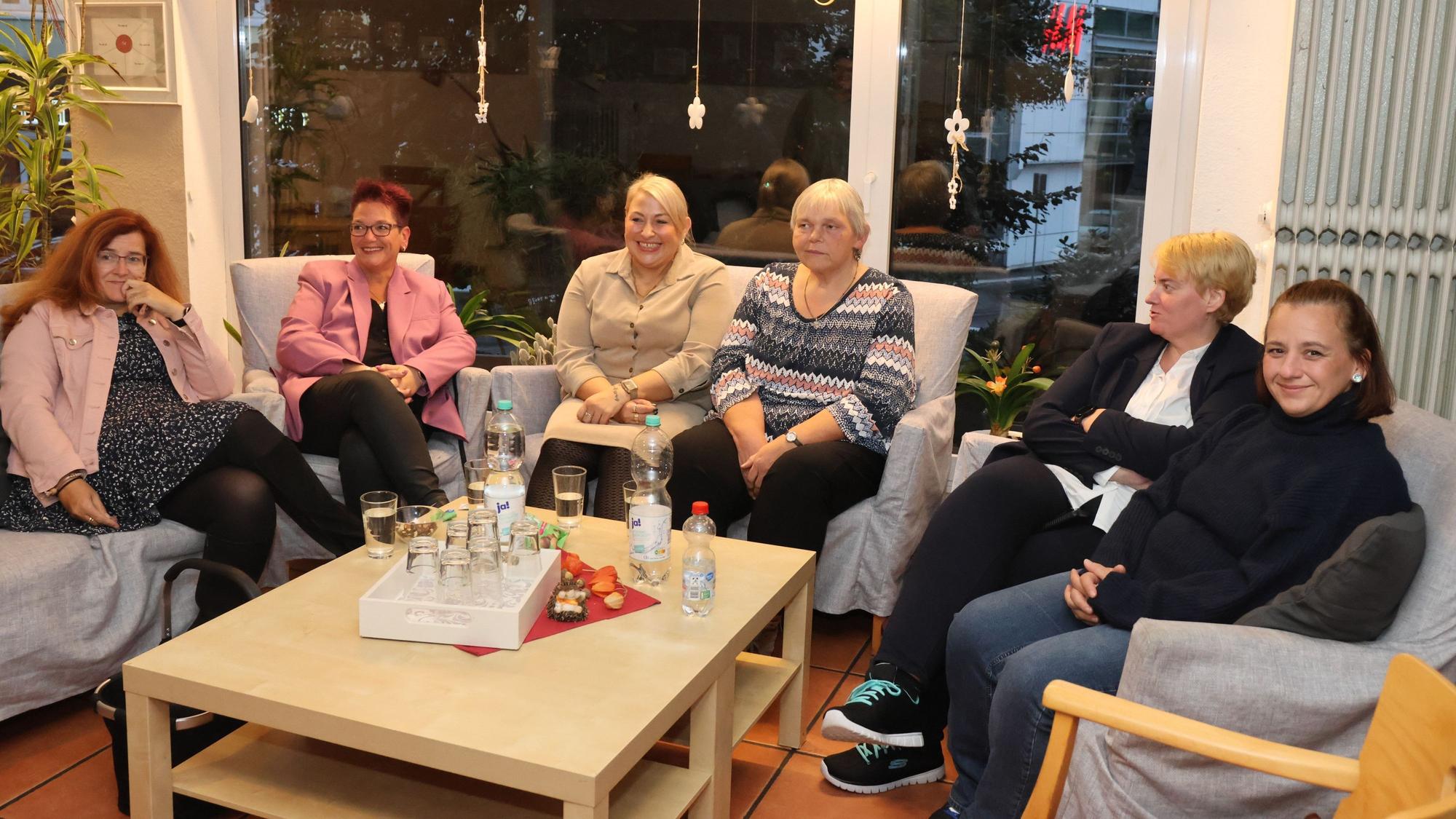 Sechs Frauen sitzen um einen Tisch.