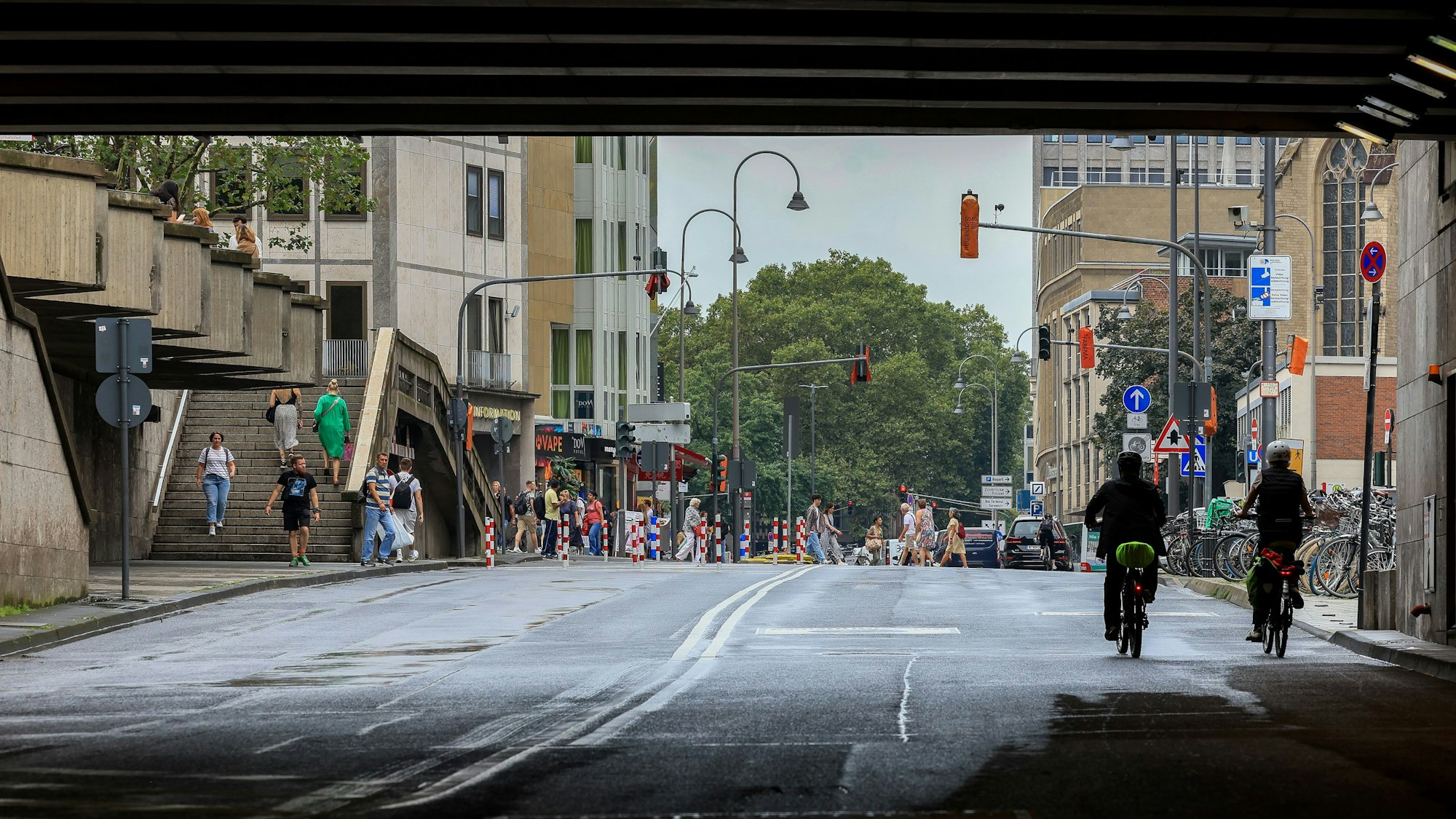 Das Foto zeigt zwei Fahrradfahrer auf der Trankgasse.