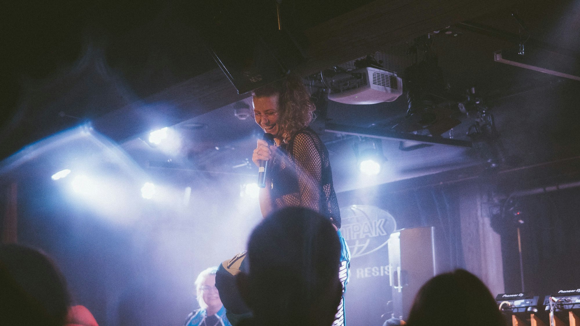 Eine Sängerin auf der Bühne