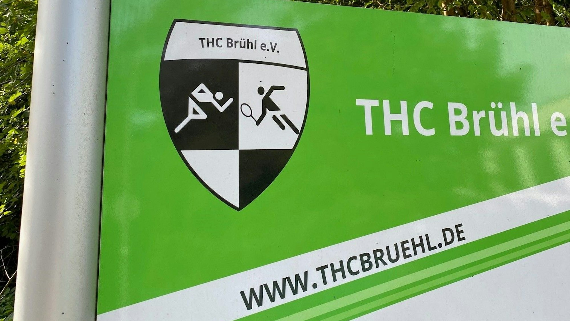 Zu sehen ist ein grünes Schild.