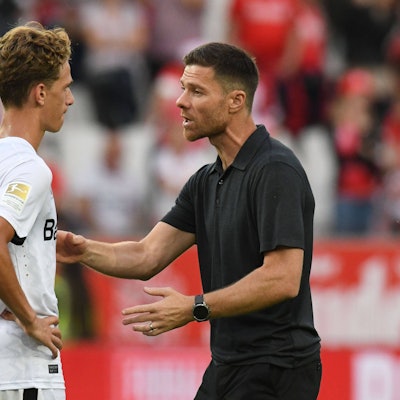 Trainer Xabi Alonso gibt Andrea Natali Bayer 04 Leverkusen Tipps. GER, Rot-Weiss Essen vs Bayer 04 Leverkusen, Fussball, Testspiel, Spielzeit 2024/2025, 26.07.2024 DFL REGULATIONS PROHIBIT ANY USE OF PHOTOGRAPHS AS IMAGE SEQUENCES AND/OR QUASI-VIDEO GER, Rot-Weiss Essen vs Bayer 04 Leverkusen, Fussball, Testspiel, Spielzeit 2024/2025, 26.07.2024 Essen *** Coach Xabi Alonso gives Andrea Natali Bayer 04 Leverkusen tips GER, Rot Weiss Essen vs Bayer 04 Leverkusen, Football, Test match, Season 2024 2025, 26 07 2024 DFL REGULATIONS PROHIBIT ANY USE OF PHOTOGRAPHS AS IMAGE SEQUENCES AND OR QUASI VIDEO GER, Rot Weiss Essen vs Bayer 04 Leverkusen, Football, Test match, Season 2024 2025, 26 07 2024 Essen Copyright: xEibner-Pressefoto/ThomasxThienelx EP_TTL