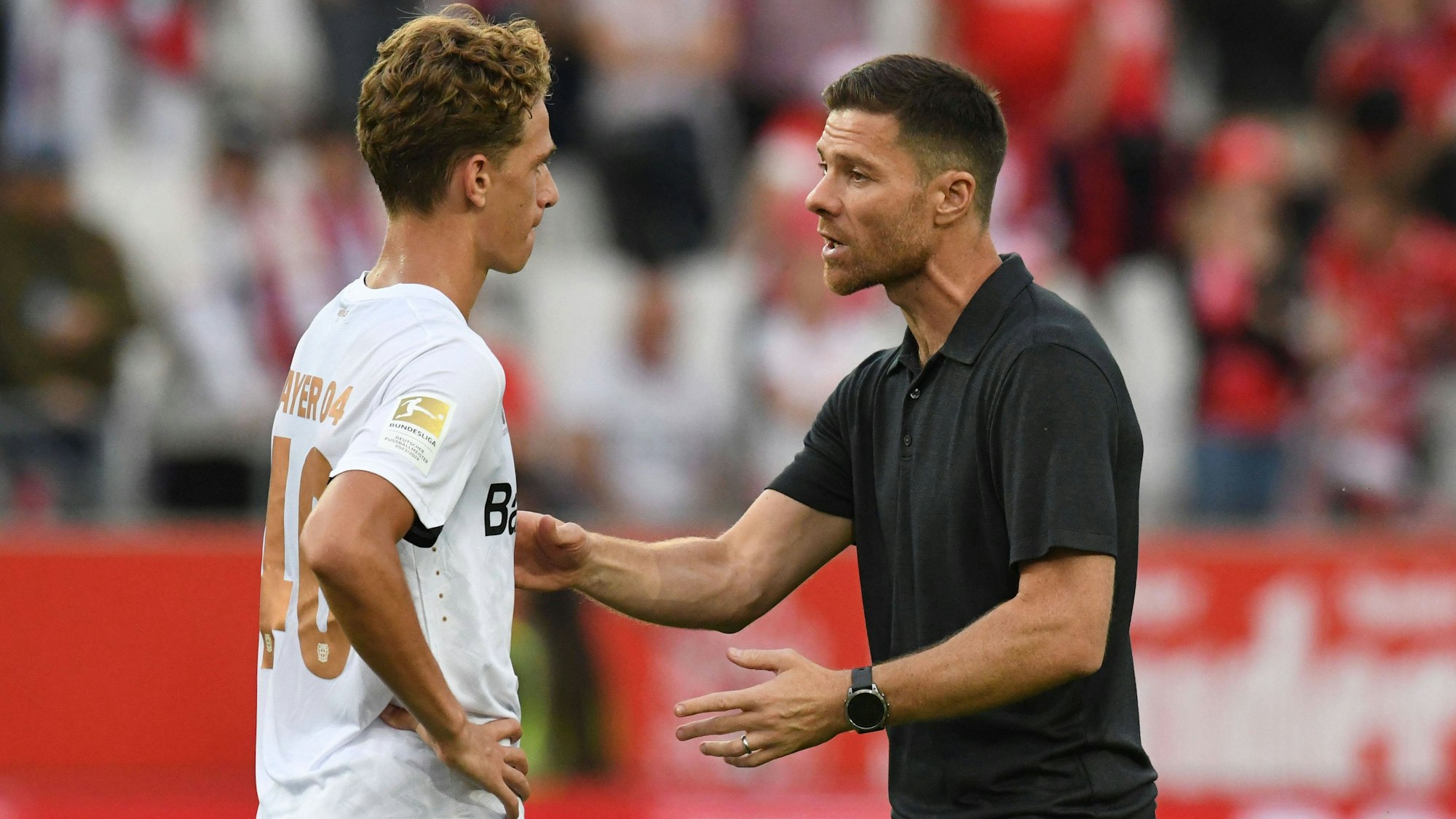 Trainer Xabi Alonso gibt Andrea Natali Bayer 04 Leverkusen Tipps. GER, Rot-Weiss Essen vs Bayer 04 Leverkusen, Fussball, Testspiel, Spielzeit 2024/2025, 26.07.2024 DFL REGULATIONS PROHIBIT ANY USE OF PHOTOGRAPHS AS IMAGE SEQUENCES AND/OR QUASI-VIDEO GER, Rot-Weiss Essen vs Bayer 04 Leverkusen, Fussball, Testspiel, Spielzeit 2024/2025, 26.07.2024 Essen *** Coach Xabi Alonso gives Andrea Natali Bayer 04 Leverkusen tips GER, Rot Weiss Essen vs Bayer 04 Leverkusen, Football, Test match, Season 2024 2025, 26 07 2024 DFL REGULATIONS PROHIBIT ANY USE OF PHOTOGRAPHS AS IMAGE SEQUENCES AND OR QUASI VIDEO GER, Rot Weiss Essen vs Bayer 04 Leverkusen, Football, Test match, Season 2024 2025, 26 07 2024 Essen Copyright: xEibner-Pressefoto/ThomasxThienelx EP_TTL