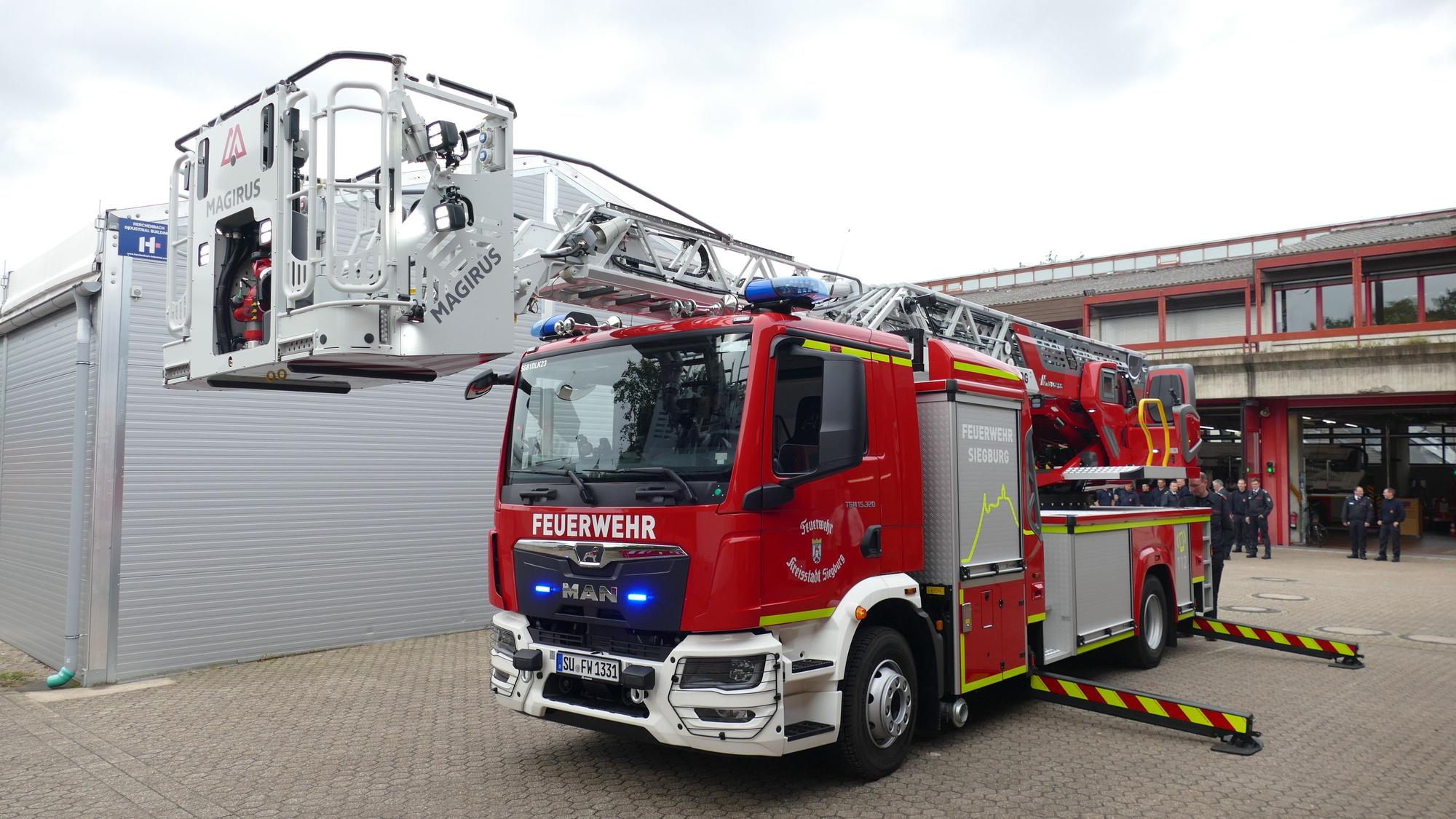 Die neue Drehleiter der Feuerwehr Siegburg war mit im Einsatz.