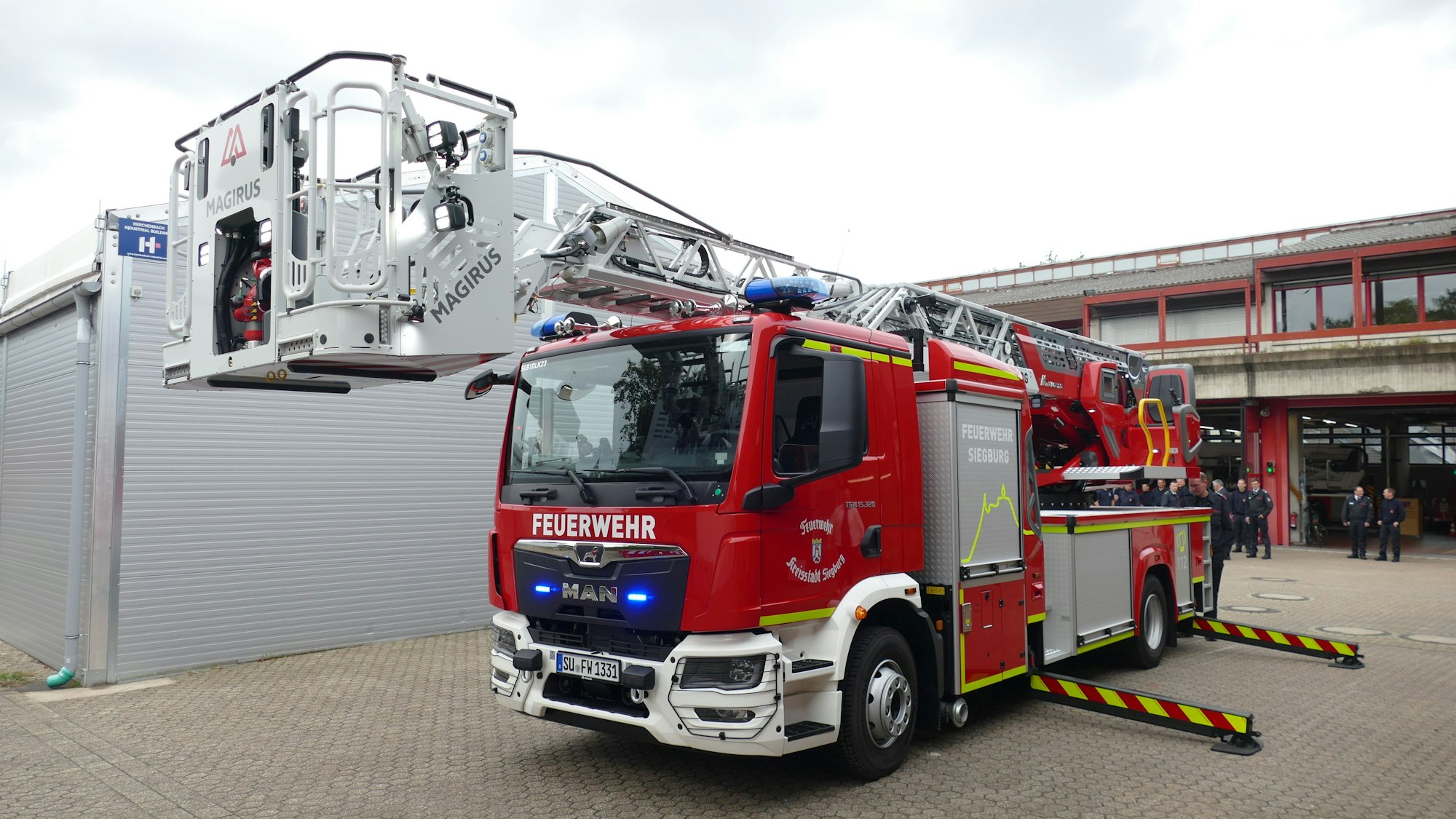 Die neue Drehleiter der Feuerwehr Siegburg war mit im Einsatz.