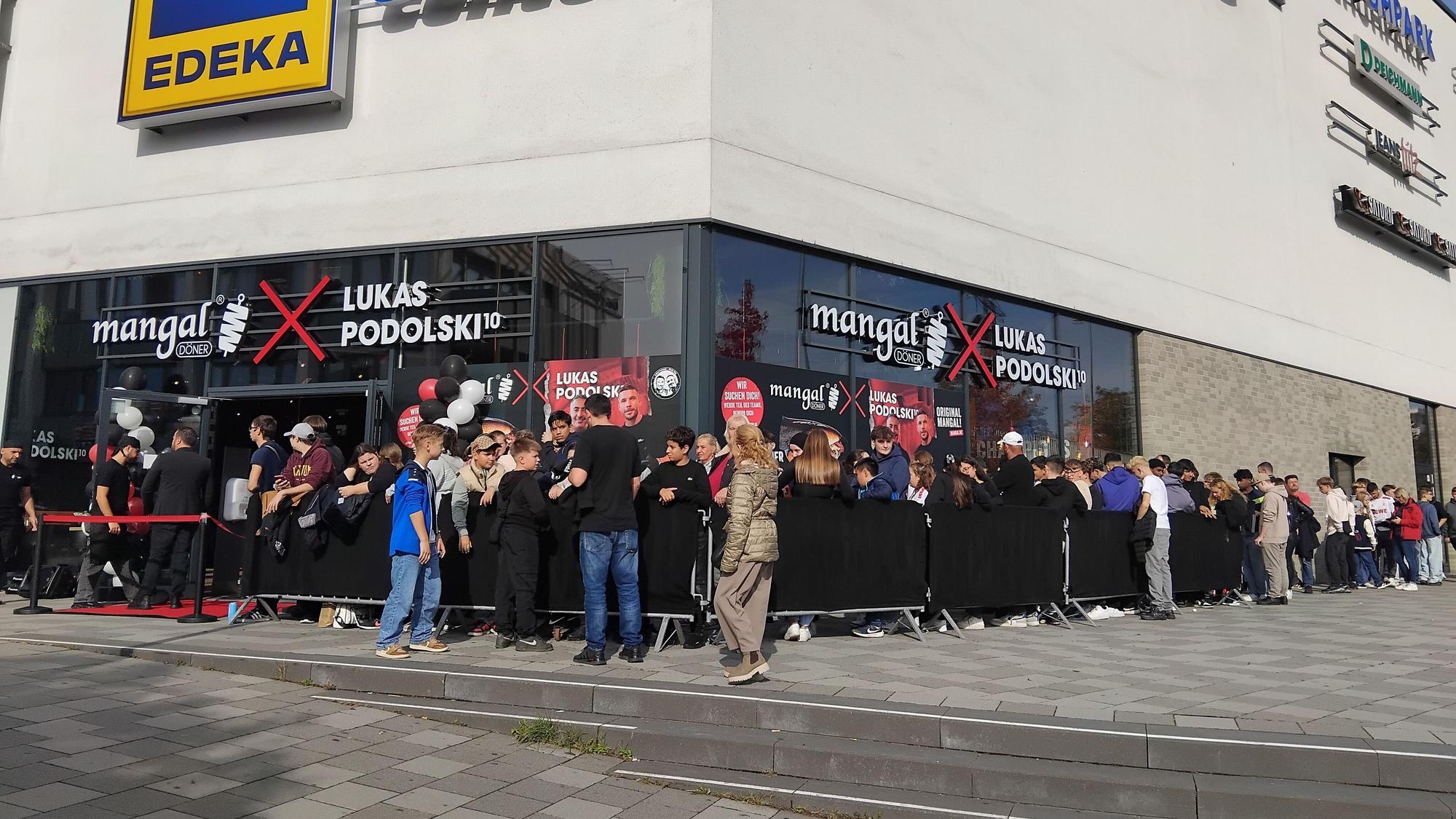 Eine Schlange von etwa 100 Menschen bildet sich vor dem neuen Mangal-Restaurant im Huma in Sankt Augustin