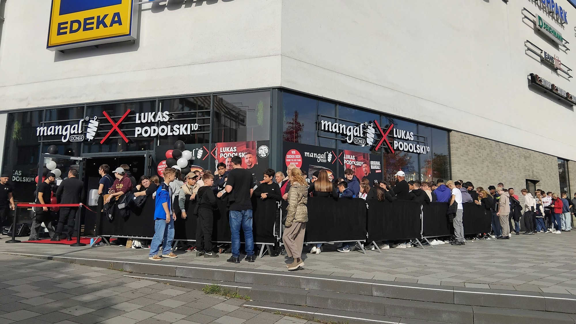 Eine Schlange von etwa 100 Menschen bildet sich vor dem neuen Mangal-Restaurant im Huma in Sankt Augustin