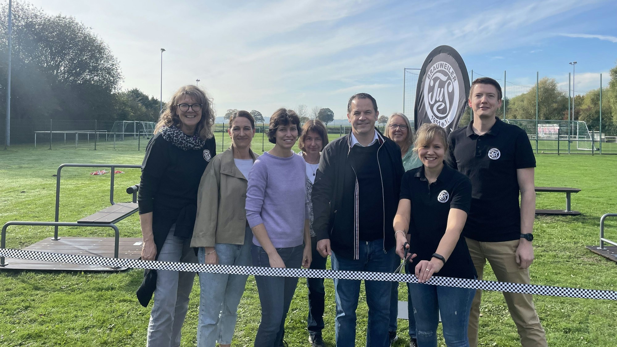 Acht Frauen und zwei Männer lächeln in die Kamera.