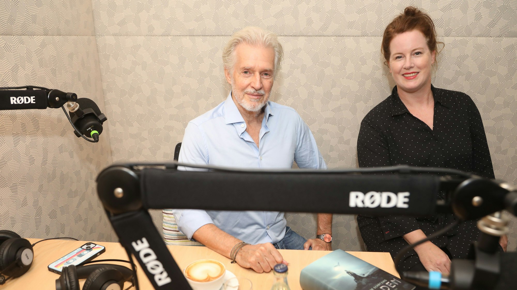 Frank Schätzing im Podcast-Studio der Redaktion mit Sarah Brasack, stellvertretende Chefredakteurin