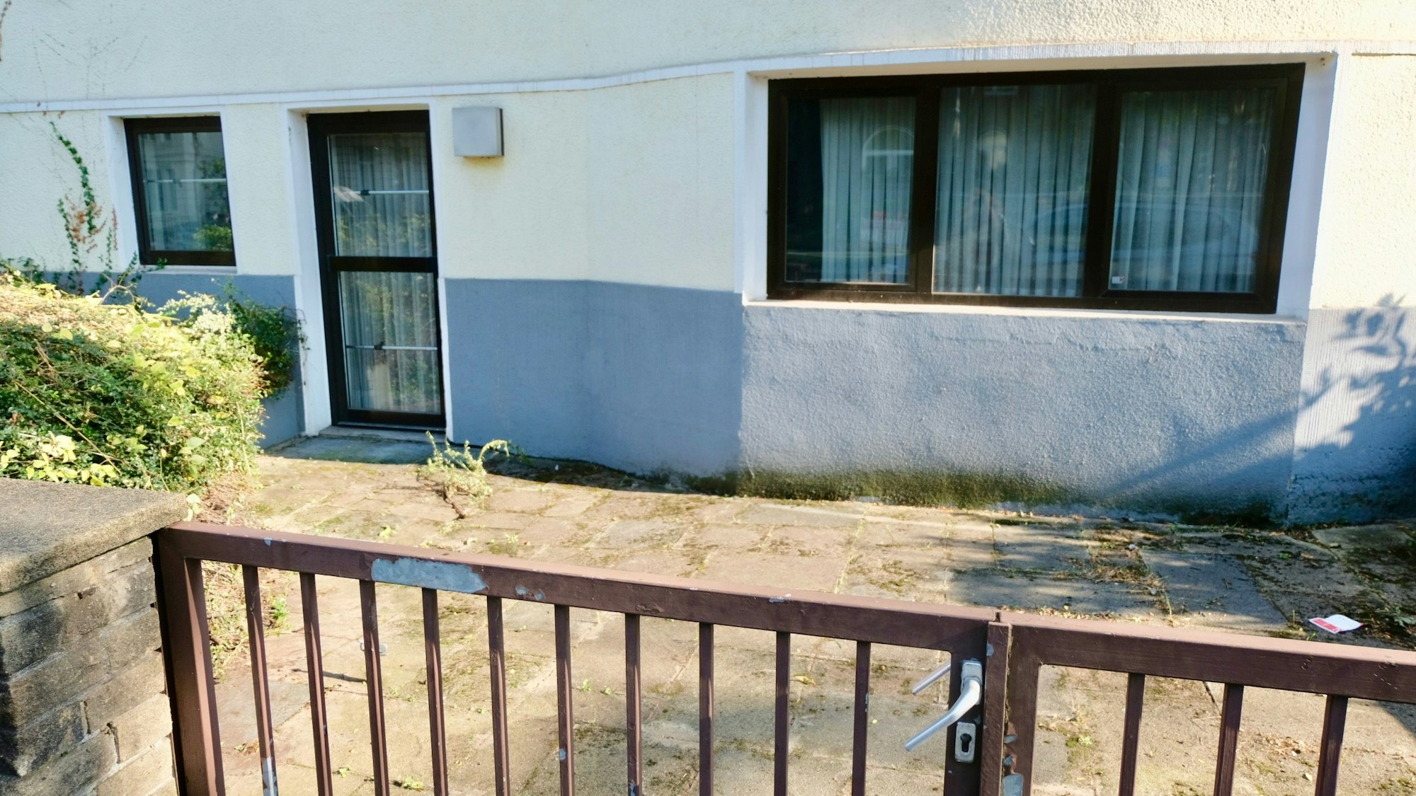 Die Villa an der Riehler Straße steht seit Jahren leer.
Hinter den Fenstern hängen Lamellenvorhänge, die darauf hindeuten, dass Büros in dem Gebäude beheimatet waren.