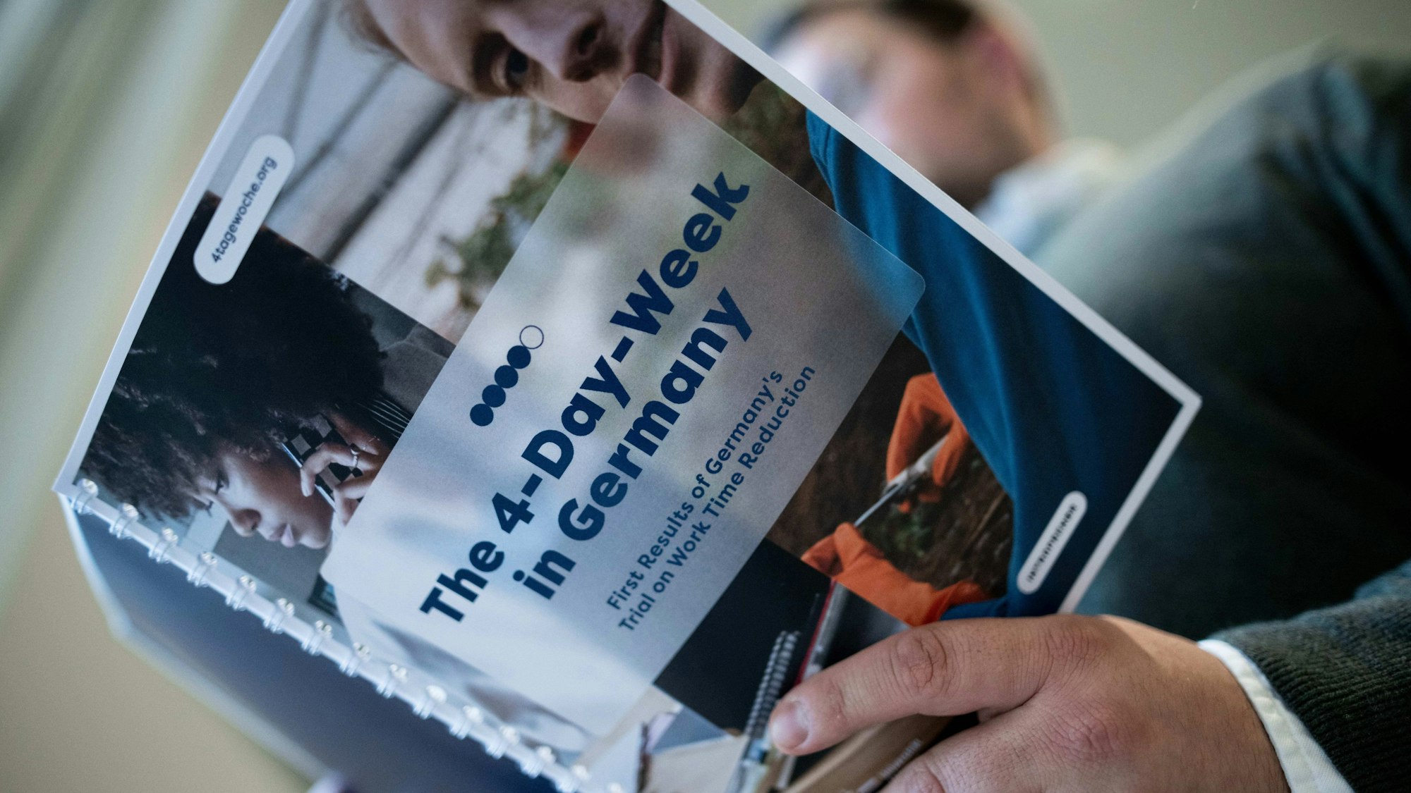 Auf einer Mappe steht «The 4-Day-Week in Germany».